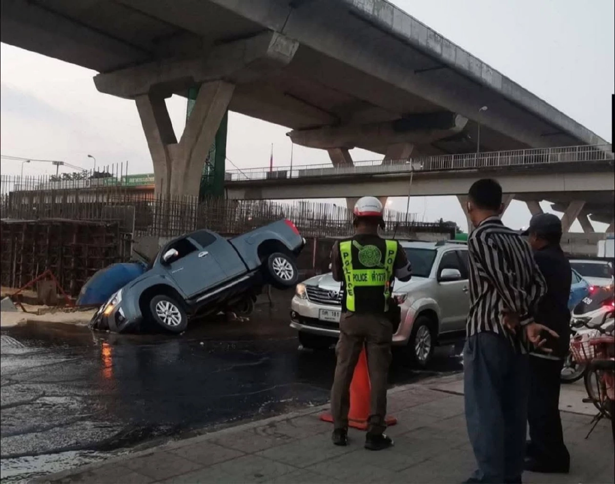 เปิดสาเหตุ ถนนพระราม 2 ทรุดตัว กระบะตกหลุมลึก โชคดีไม่เป็นอะไร