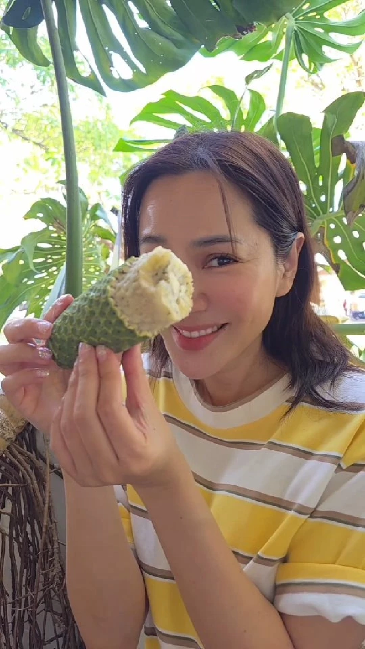 ฮือฮาคนรักต้นไม้ “จอย รินลณี” เปิดประสบการณ์ชิมผลมอนสเตอร่า
