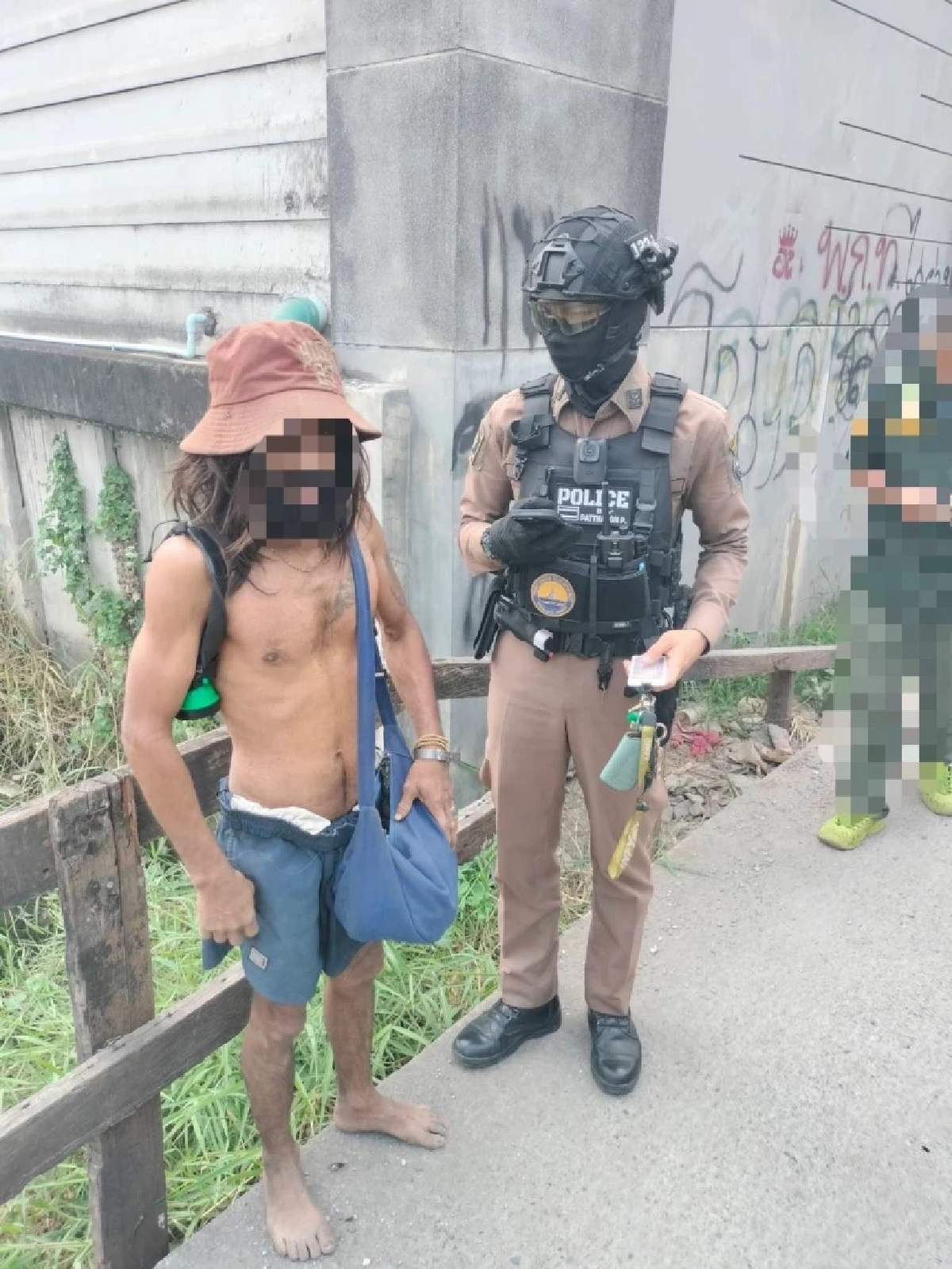 สายตรวจ เจอชายเร่ร่อน ค้นตัวพบพกบัตรตำรวจ อ้างกำลังแฝงตัว