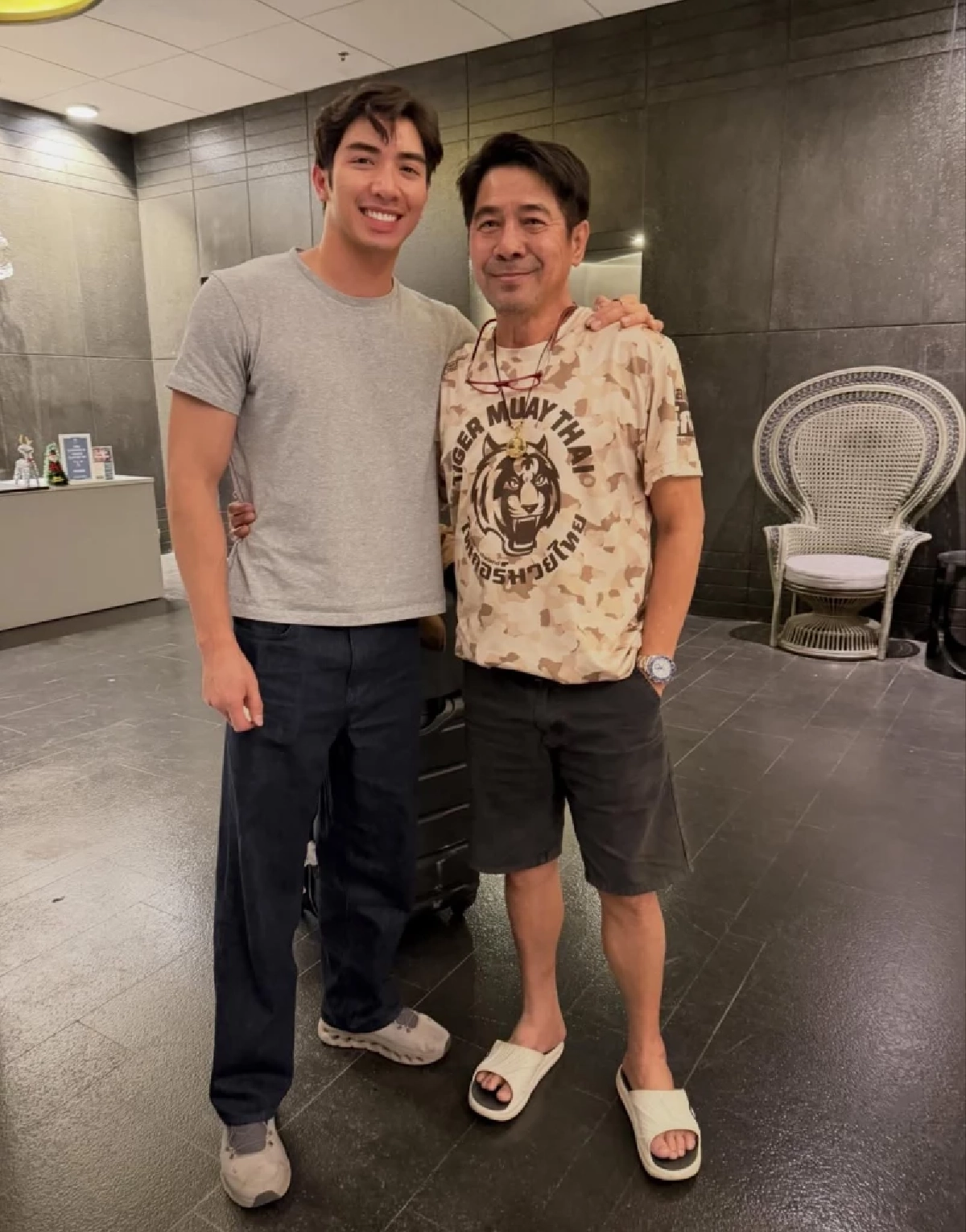 แฟนๆ กรี๊ดสนั่น ลูกชายนักมวยในตำนาน โชว์ลีลามวยไทย เคียงข้างพ่อ