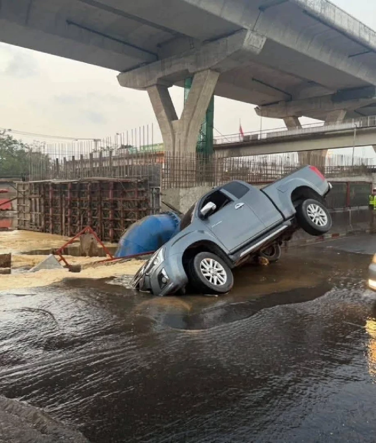 ส่องทะเบียนรถกระบะดวงดี รอดปลอดภัย หลังตกหลุมถนนพระราม 2