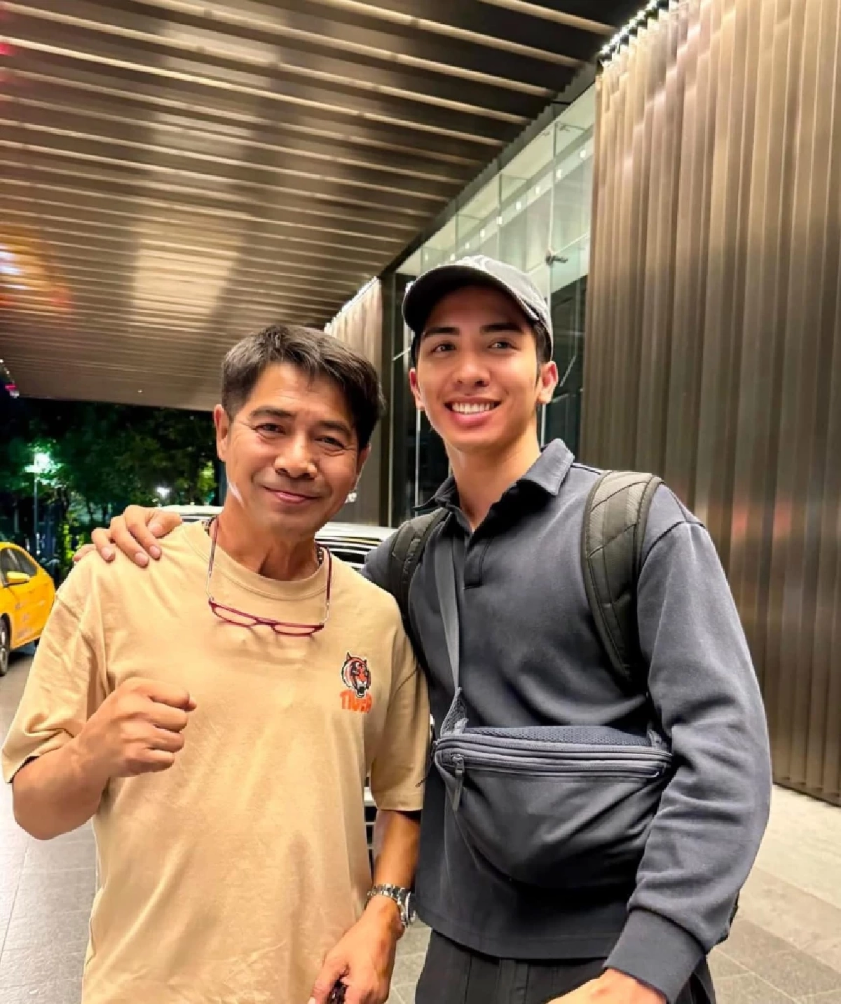 แฟนๆ กรี๊ดสนั่น ลูกชายนักมวยในตำนาน โชว์ลีลามวยไทย เคียงข้างพ่อ