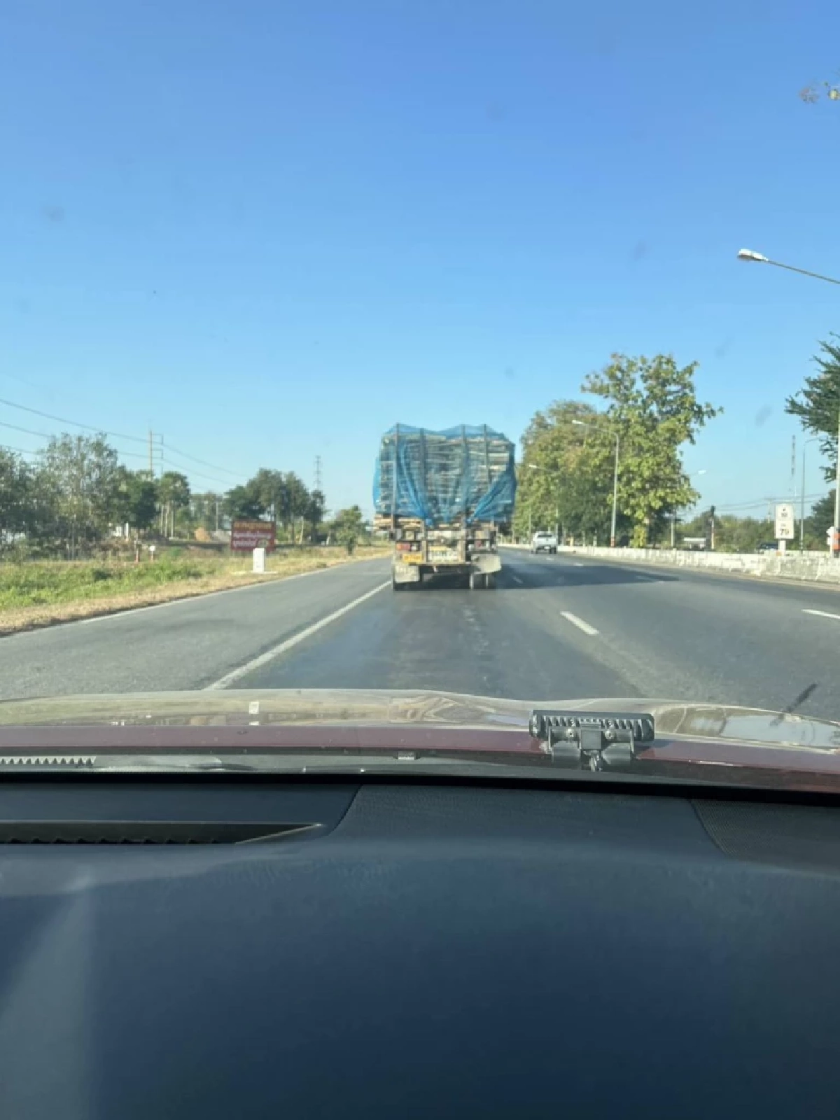 ตำรวจทางหลวงจับรถบรรทุกไม้ น้ำหนักเกินกฎหมาย 4,100 กก.