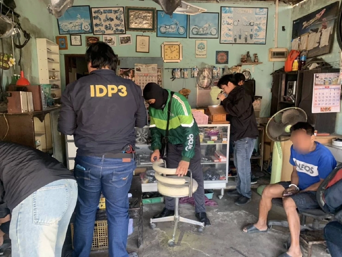 ป.ป.ส. ค้นอู่ซ่อมรถโคราช หลังชาวบ้านร้องสายด่วน 1386 รวบช่างซ่อม