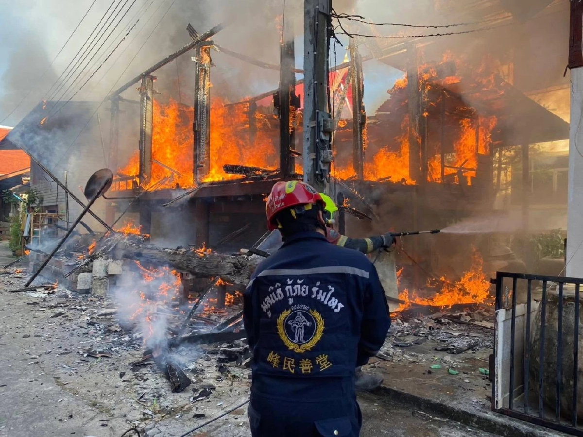 ไฟไหม้กุฏิไม้ 2 ชั้น วัดบัวแก้วศรัทธาธรรม คลองสามวา โชคดีไร้เจ็บ