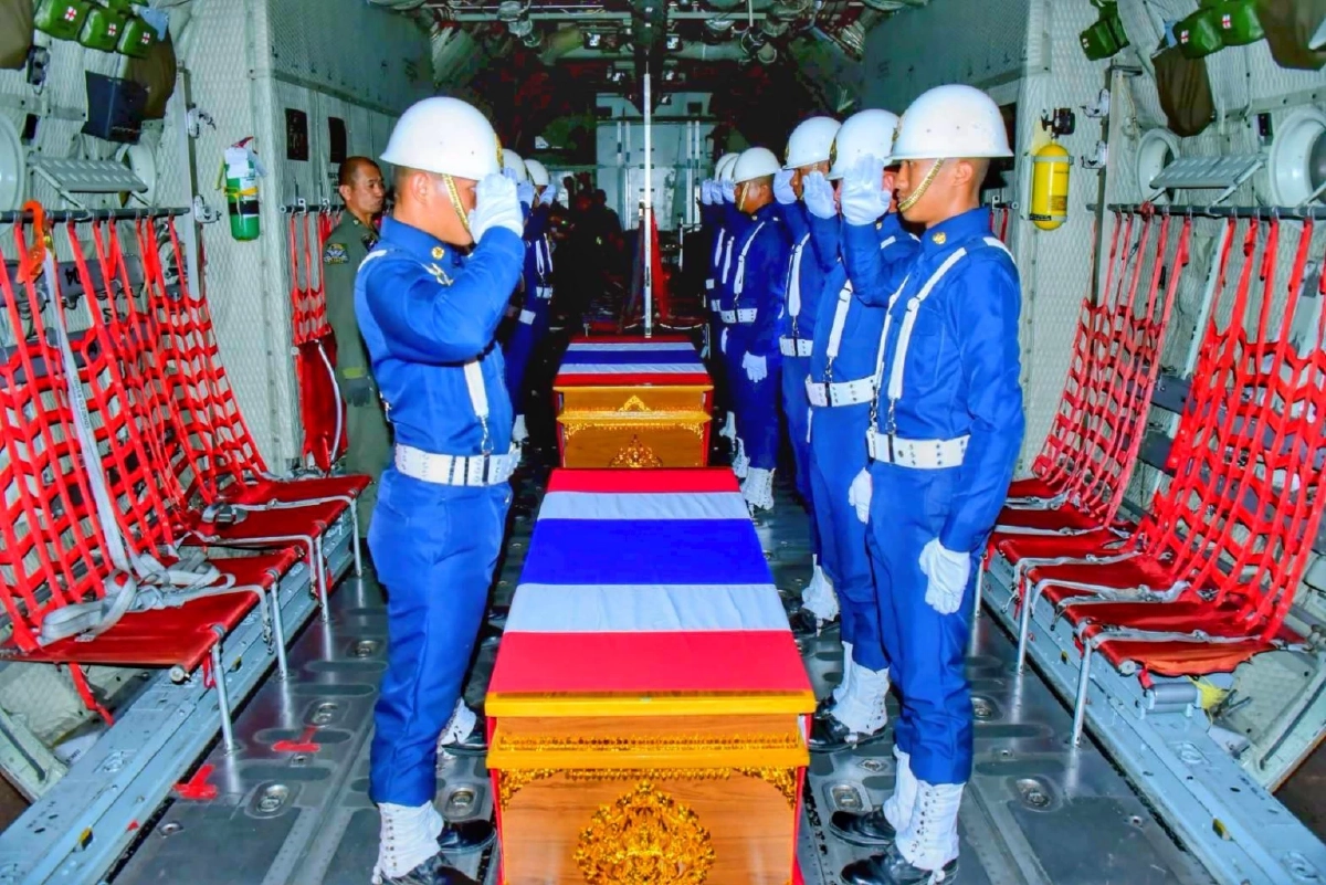 เพื่อนสุดอาลัย 2 นักบิน AT 6TH เสียชีวิตเหตุเครื่องบินตกกลางป่า