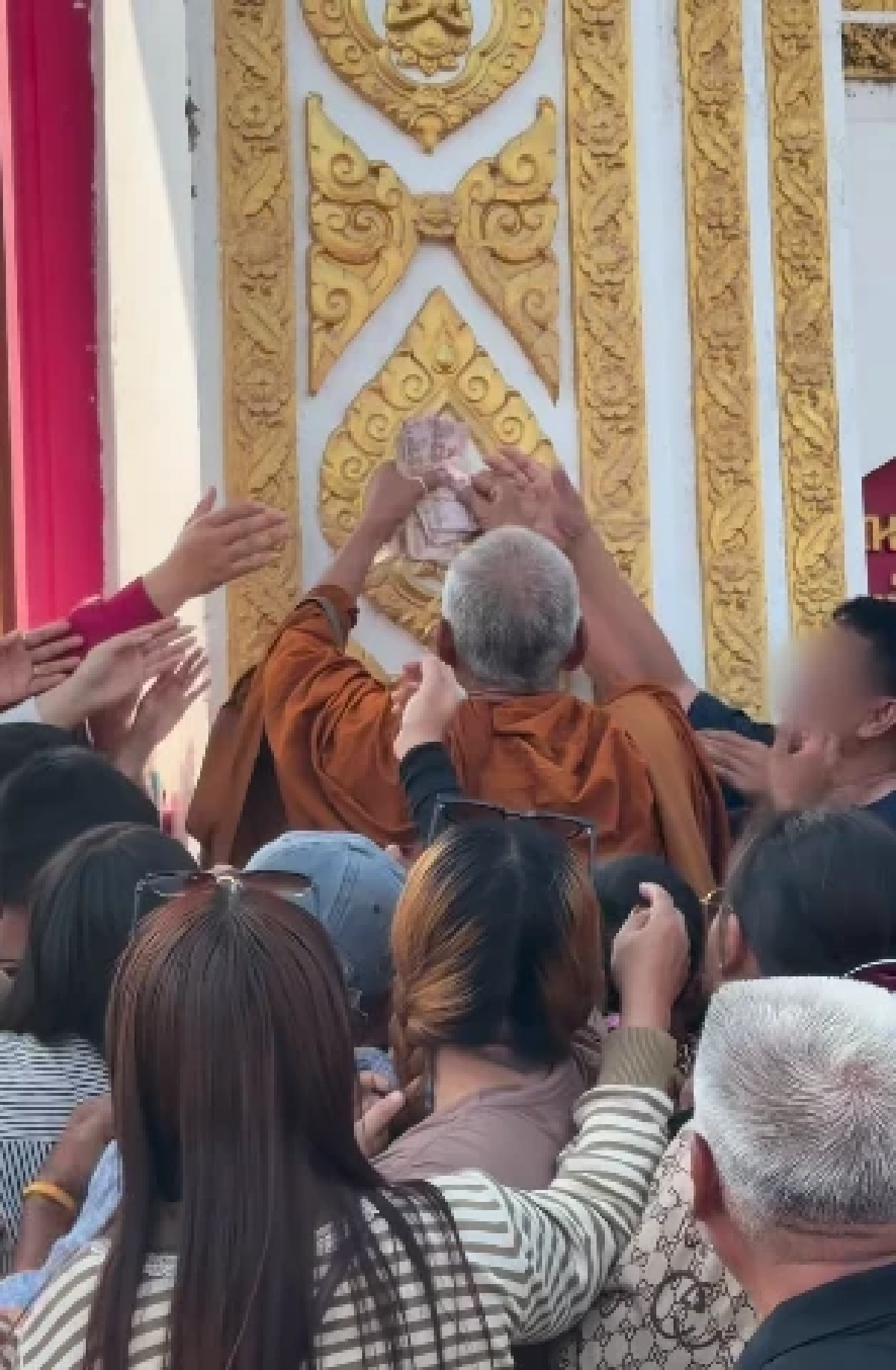 ชาวบ้านแห่รับแบงก์พัน พระโผล่แจกเงิน รู้ความจริงถึงกับตกใจ