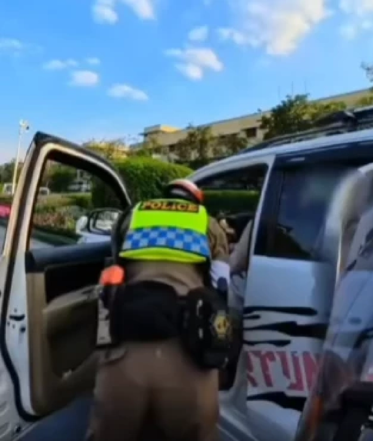 เปิดทะเบียน หญิงคลอดลูกกลางถนนราชดำเนิน ตำรวจเข้าช่วยทำคลอด