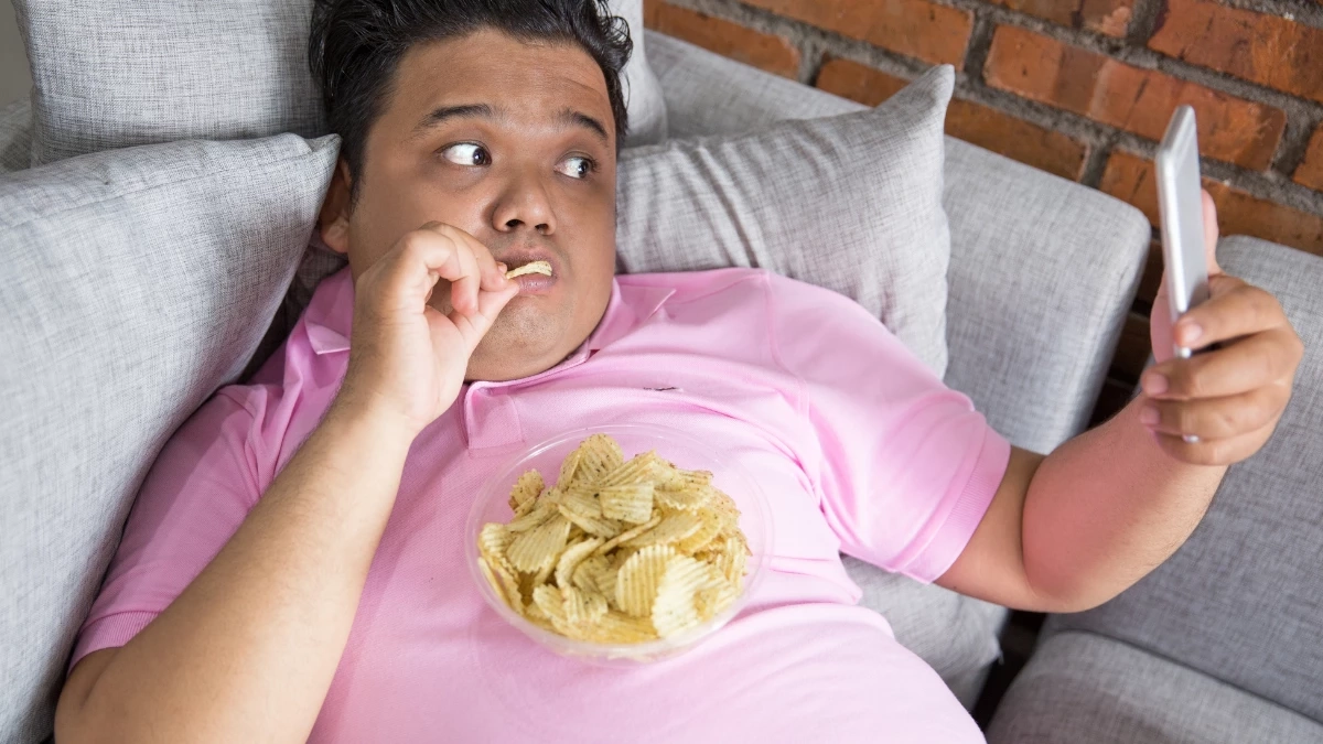  วิจัยชี้ เล่นมือถือระหว่างกินข้าว แคลอรี่พุ่ง 15% แบบไม่รู้ตัว