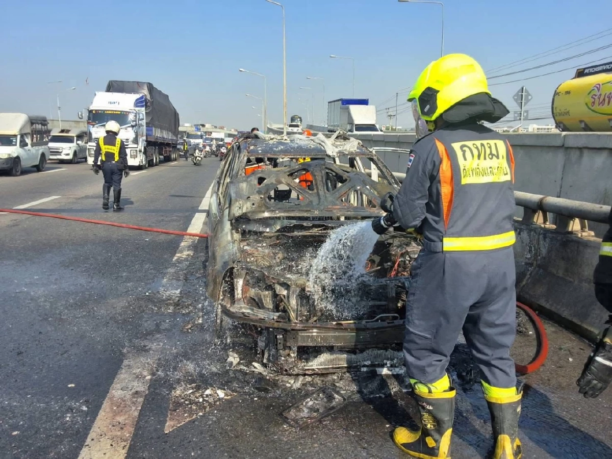 ไฟไหม้รถยนต์บนถนนบางขุนเทียน เจ้าหน้าที่เข้าระงับเหตุ