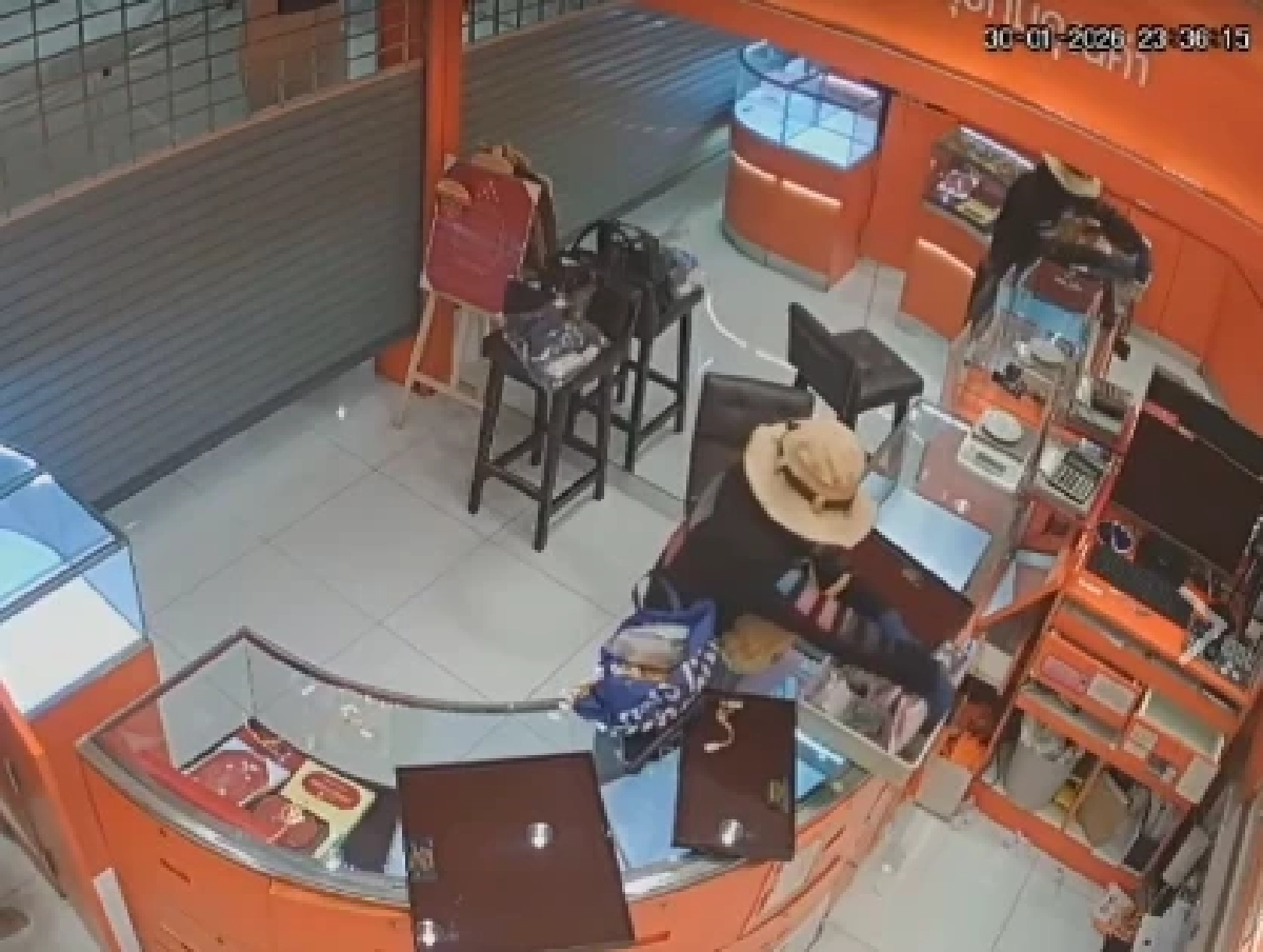 เปิดวงจรปิด นาทีคนร้ายมุดเข้าร้าน ตกใจมูลค่าทอง 149 บาท ที่ได้ไป