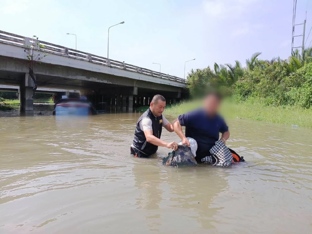 นาทีระทึก! เข้าช่วยรถตู้จมน้ำใต้สะพานพระราม 2 ปลอดภัยทุกชีวิต