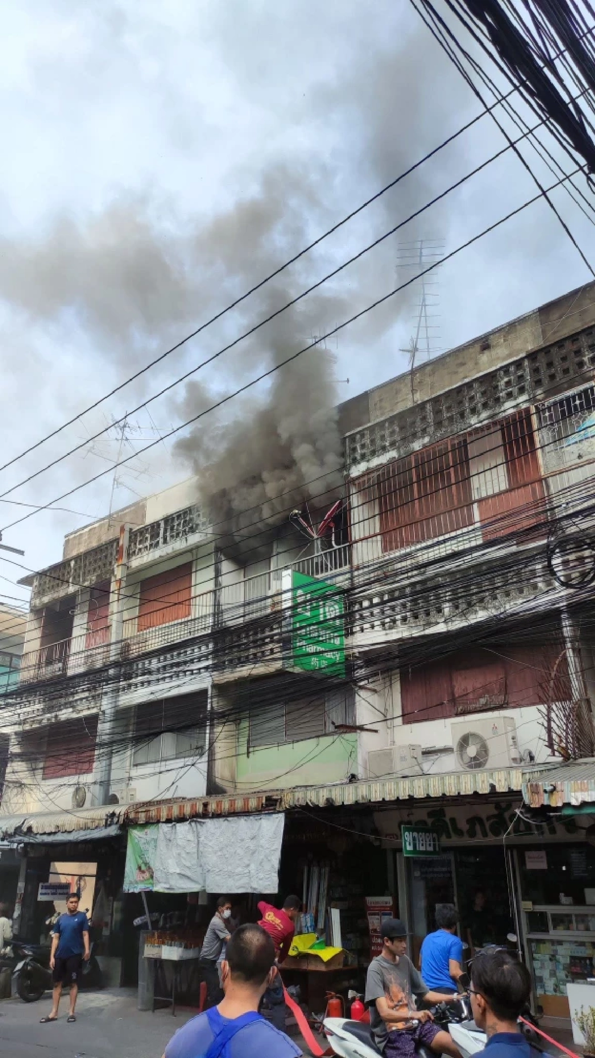 ไฟไหม้อาคารพาณิชย์ซอยประชาสงเคราะห์ 2 ควันโขมงขึ้นชั้น 3