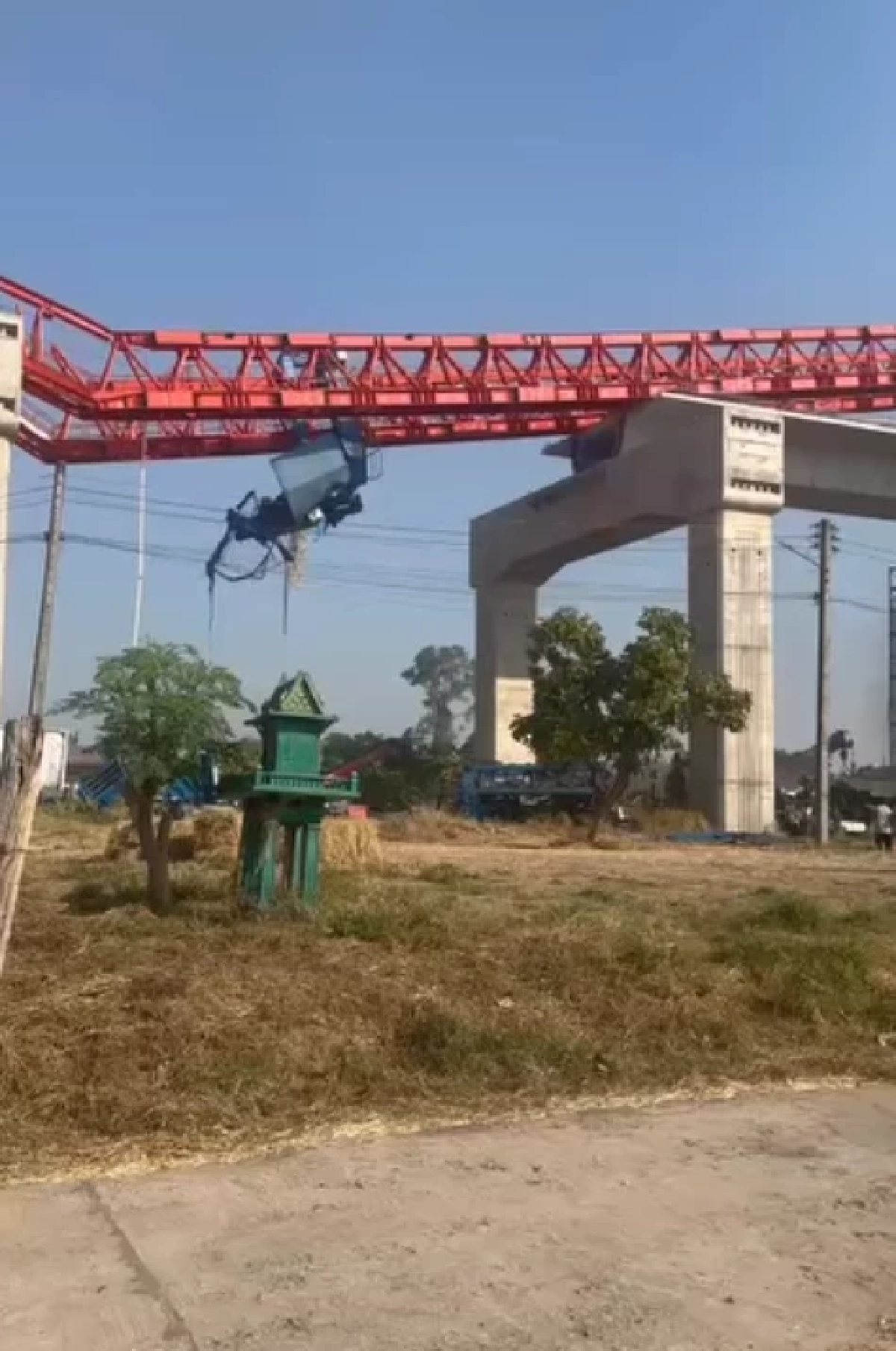 เห็นแล้วหวาดเสียว นาทีเครนมรณะไถลช้าๆ ก่อนหล่นทับรถไฟสีคิ้ว