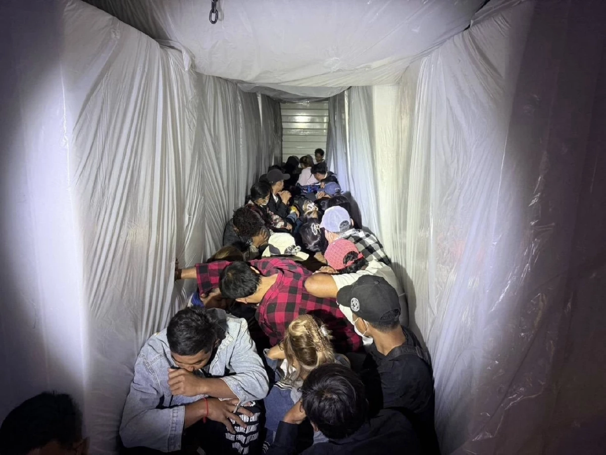 สภ.คลองลึกสกัด ขอมดำดิน ตรวจยึดรถบรรทุกซุกแรงงานต่างด้าว