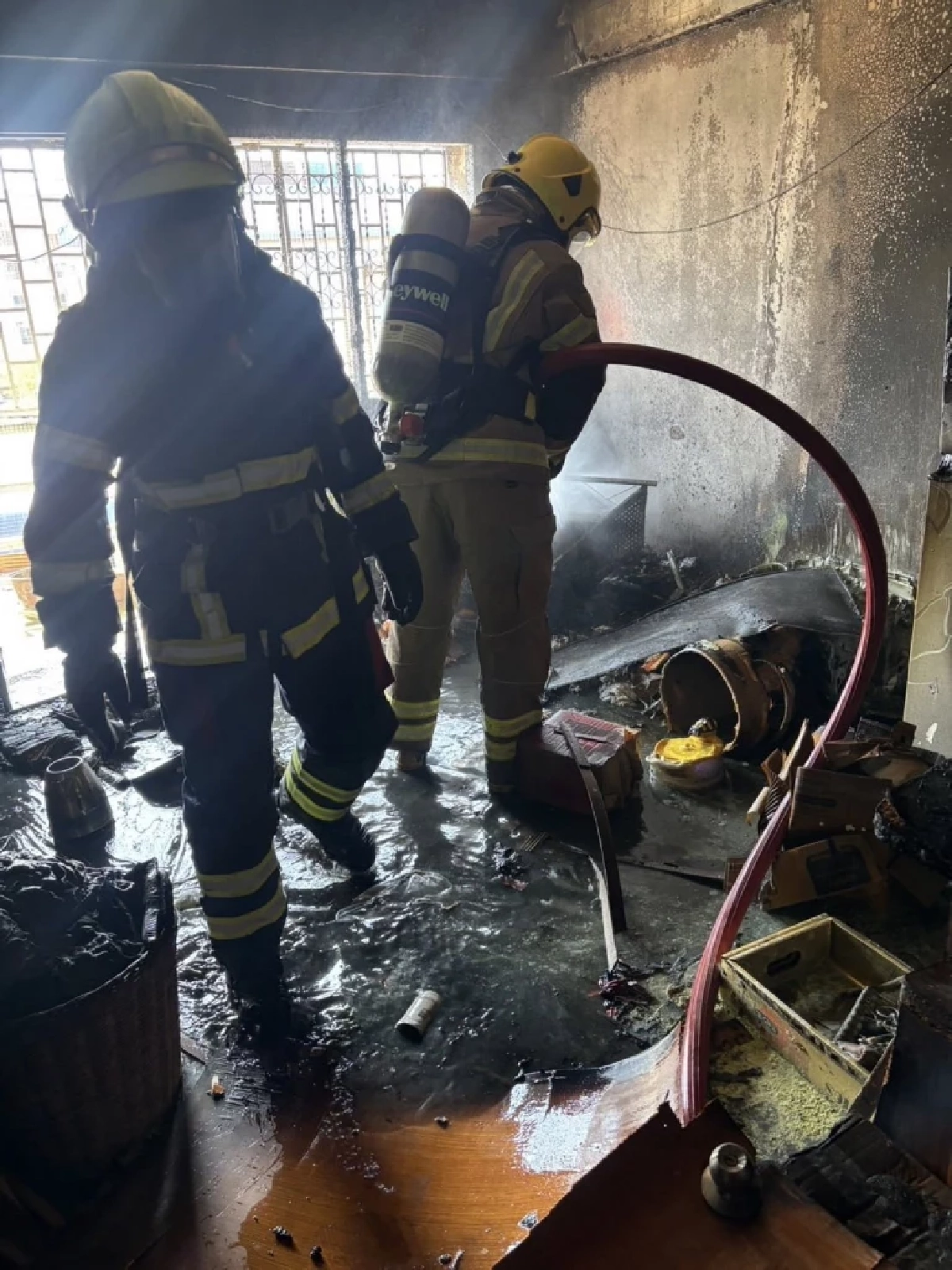 ไฟไหม้อาคารที่พักกลางซอยน้องแดง อยุธยา เจ้าหน้าที่คุมเพลิงได้