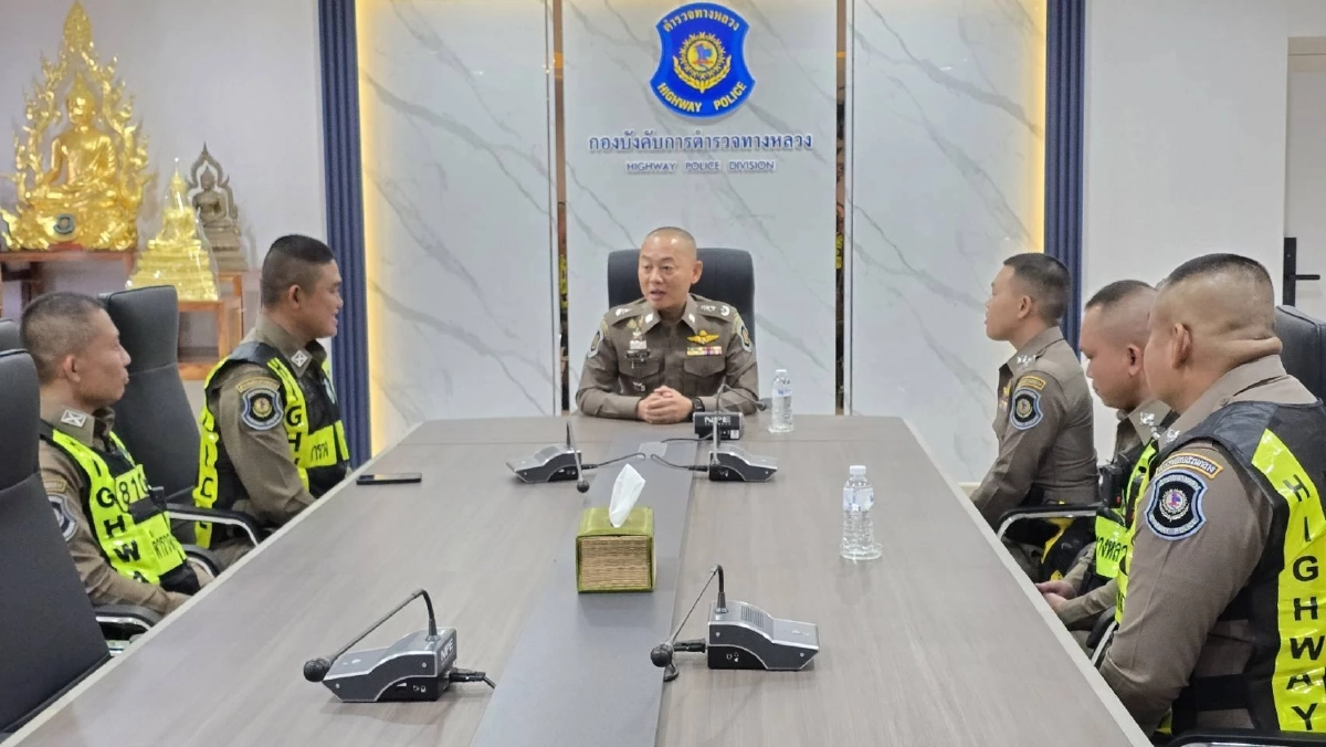 ผลงานเด่นตำรวจทางหลวง! ล่าระทึกกระบะซิ่งหนีด่านเจอปืน 9 มม.