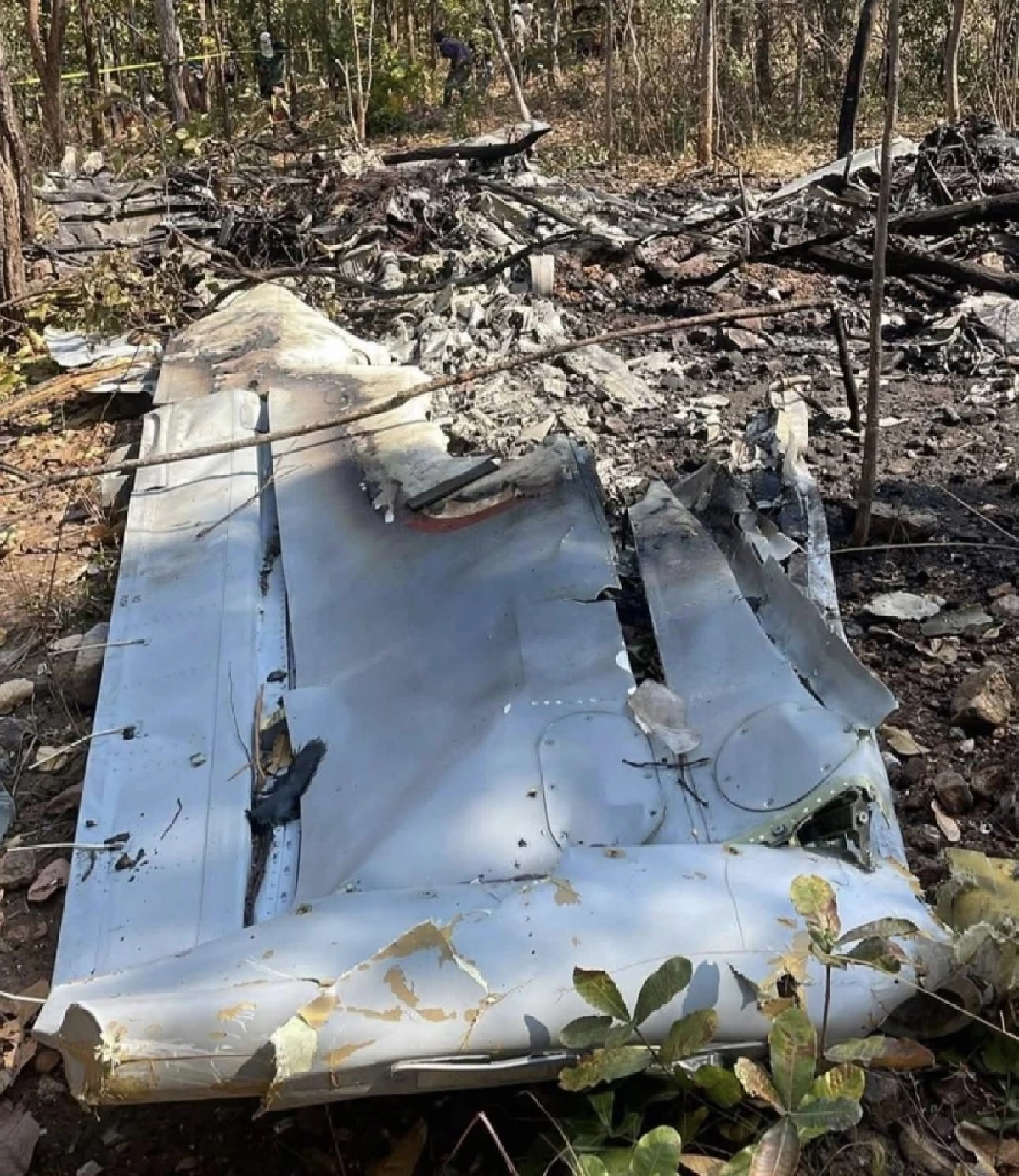 เพื่อนสุดอาลัย 2 นักบิน AT 6TH เสียชีวิตเหตุเครื่องบินตกกลางป่า