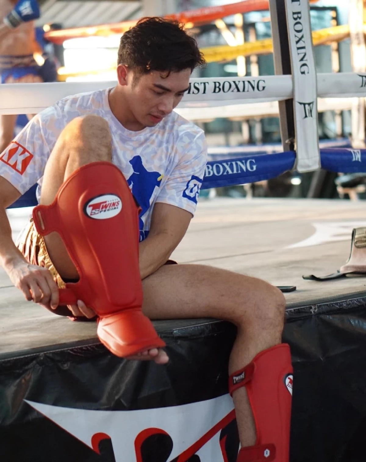 แฟนๆ กรี๊ดสนั่น ลูกชายนักมวยในตำนาน โชว์ลีลามวยไทย เคียงข้างพ่อ