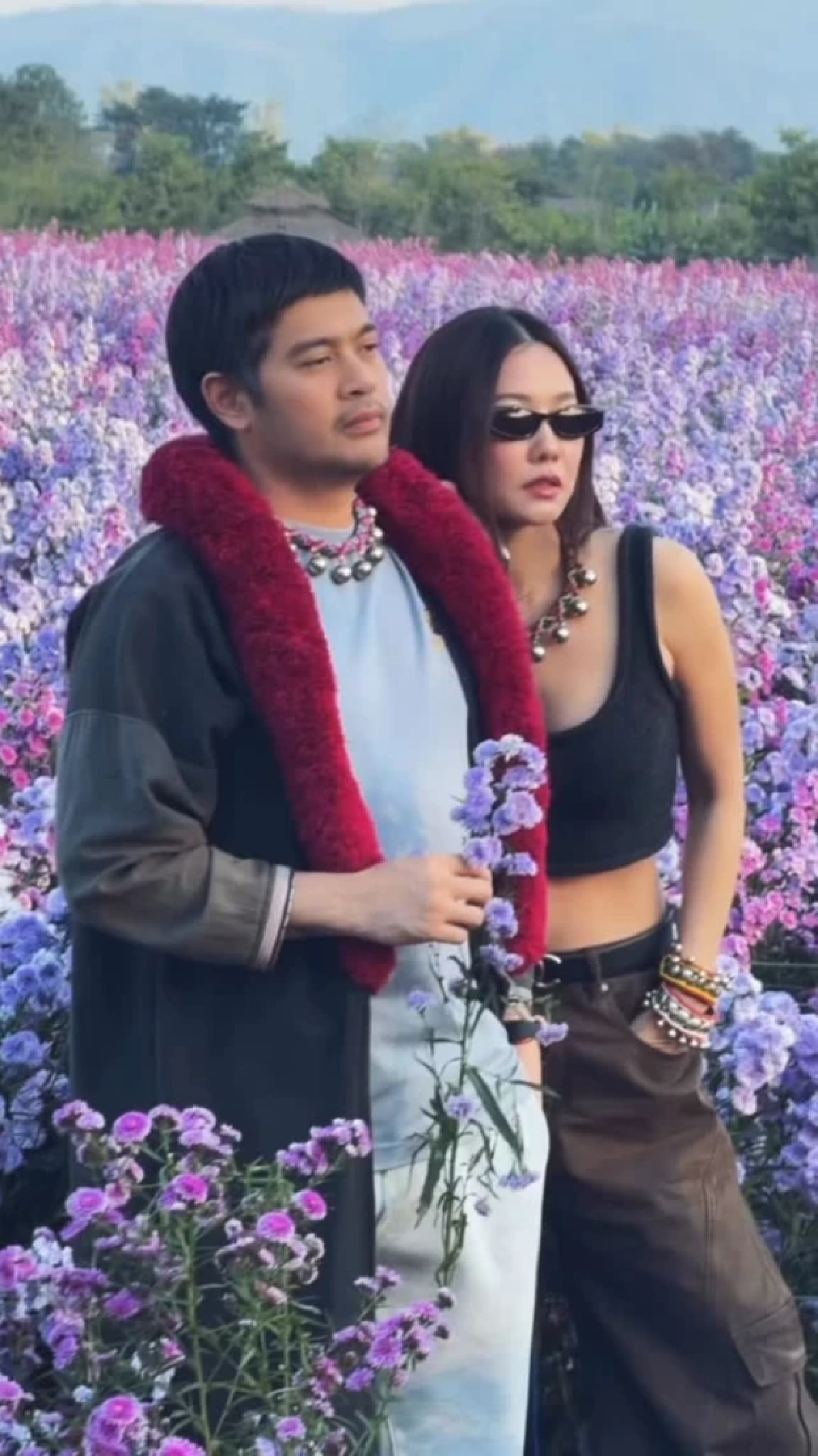 โชว์โมเมนต์คู่กลางไร่ ถูกแซวเหมือนหนุ่มออฟฟิศกับซุปตาร์สาว