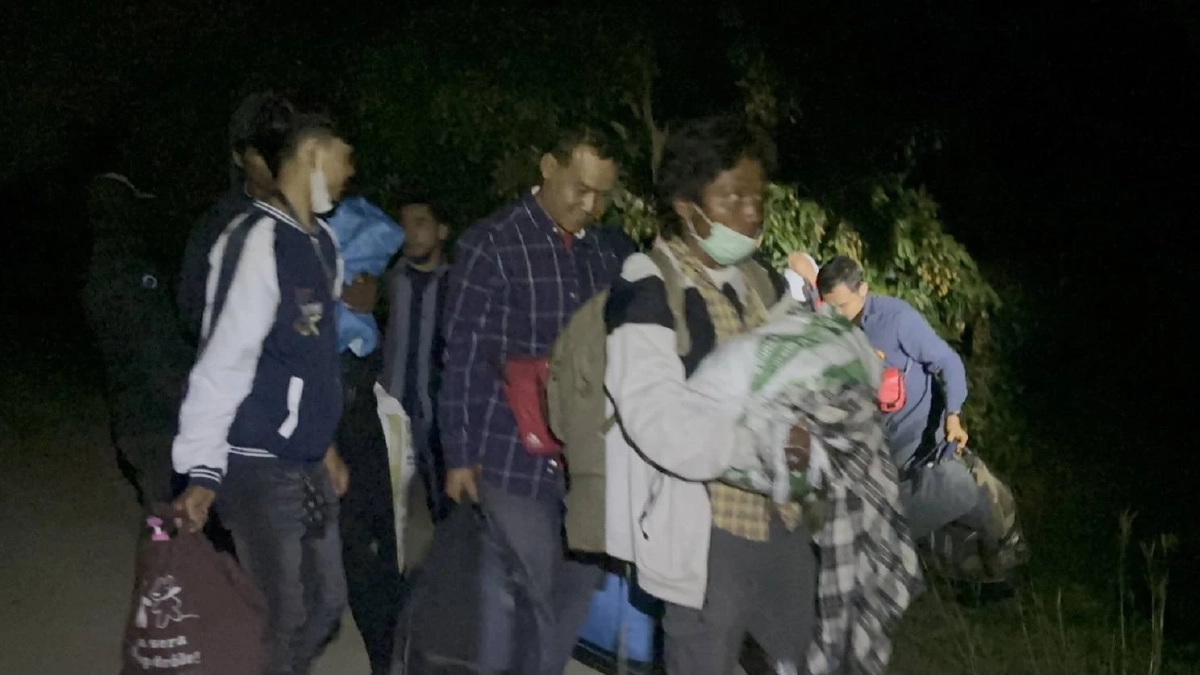 ทัพเรือเข้มชายแดน จับแรงงานกัมพูชา 67 ราย หนีความอดอยาก