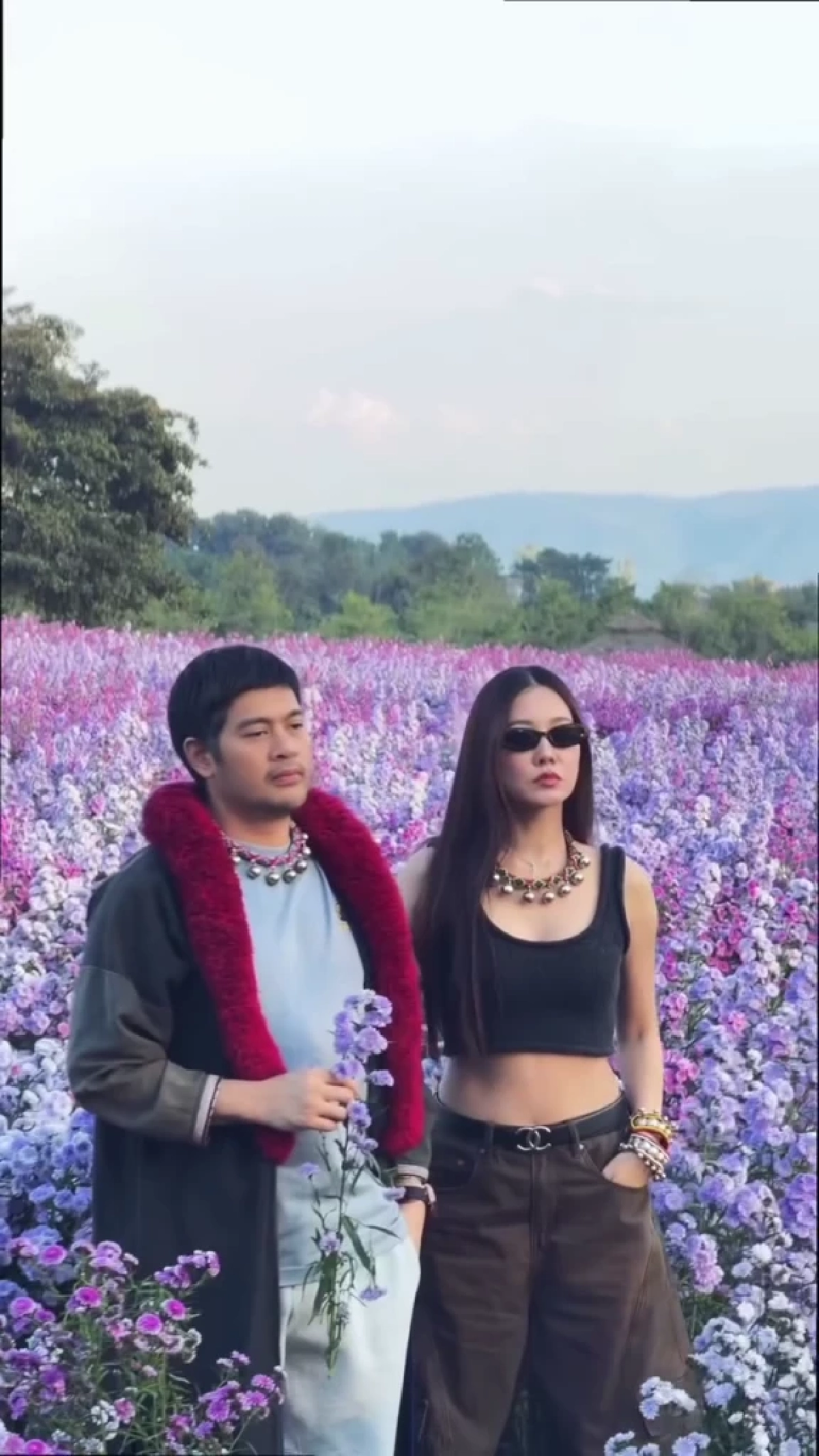 โชว์โมเมนต์คู่กลางไร่ ถูกแซวเหมือนหนุ่มออฟฟิศกับซุปตาร์สาว