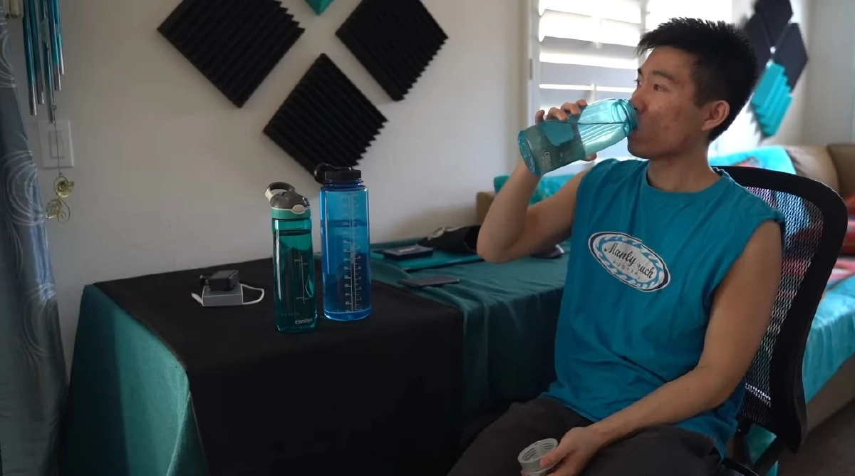 ยูทูบเบอร์หนุ่มดื่มน้ำวันละ 3 ลิตร 1 เดือน ผลที่ออกมาใครจะไปคิด