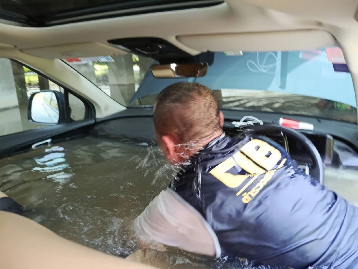 นาทีระทึก! เข้าช่วยรถตู้จมน้ำใต้สะพานพระราม 2 ปลอดภัยทุกชีวิต