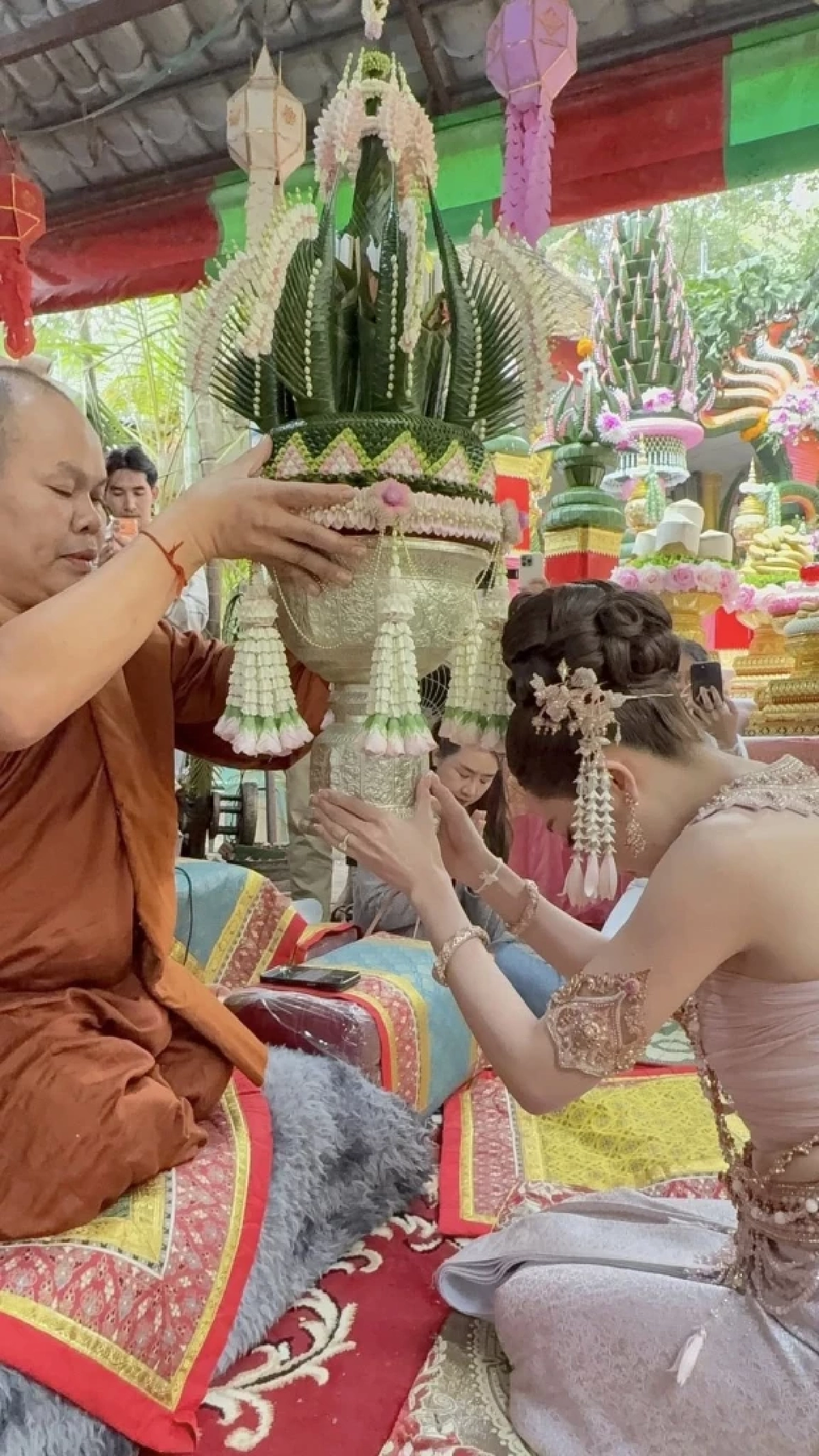 แอน อรดี รำถวายมือพ่อปู่ศรีสุทโธ–แม่ย่าศรีปทุมมา จุดธูปได้เลขชัด