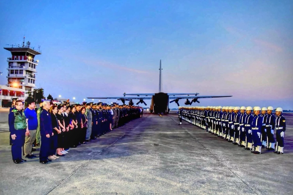 ทอ.จัดพิธีรับร่าง 2 นักบิน AT 6 TH พิจารณาปูนบำเหน็จพิเศษ 7 ขั้น