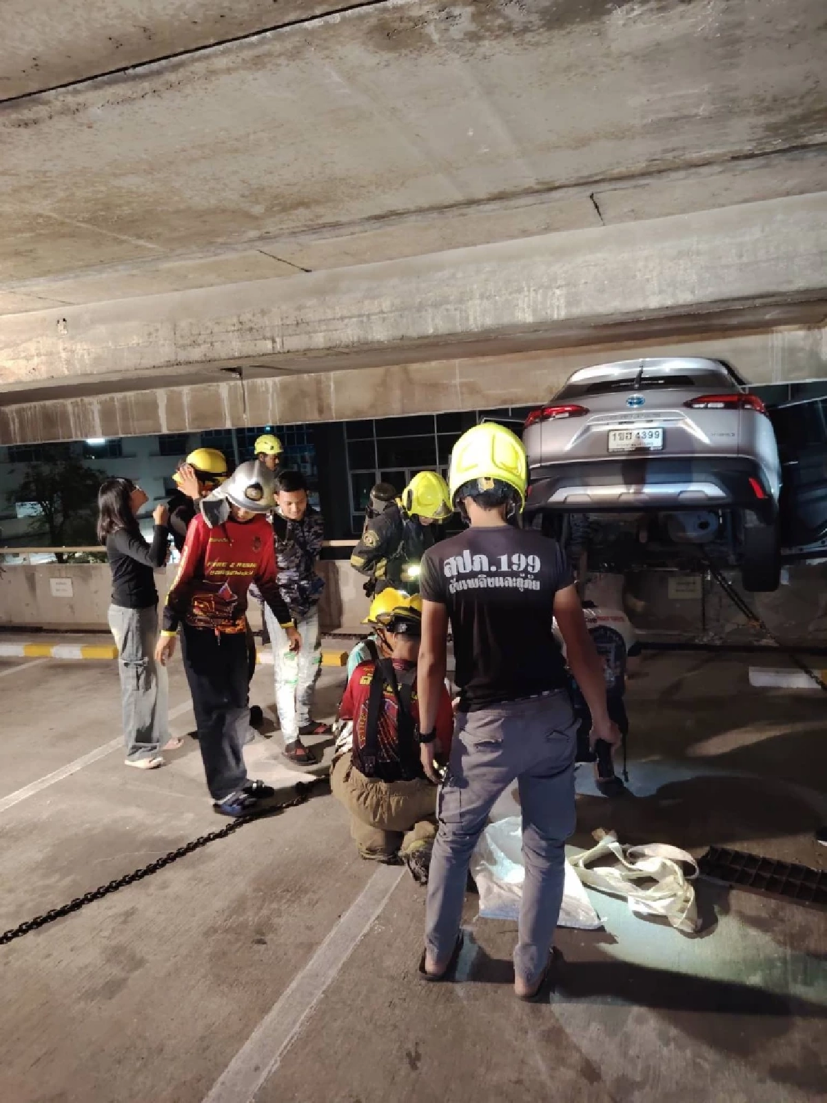 เกือบร่วงตึก เก๋งพุ่งทะลุกำแพงลานจอดรถ แห่ส่องเลขทะเบียน