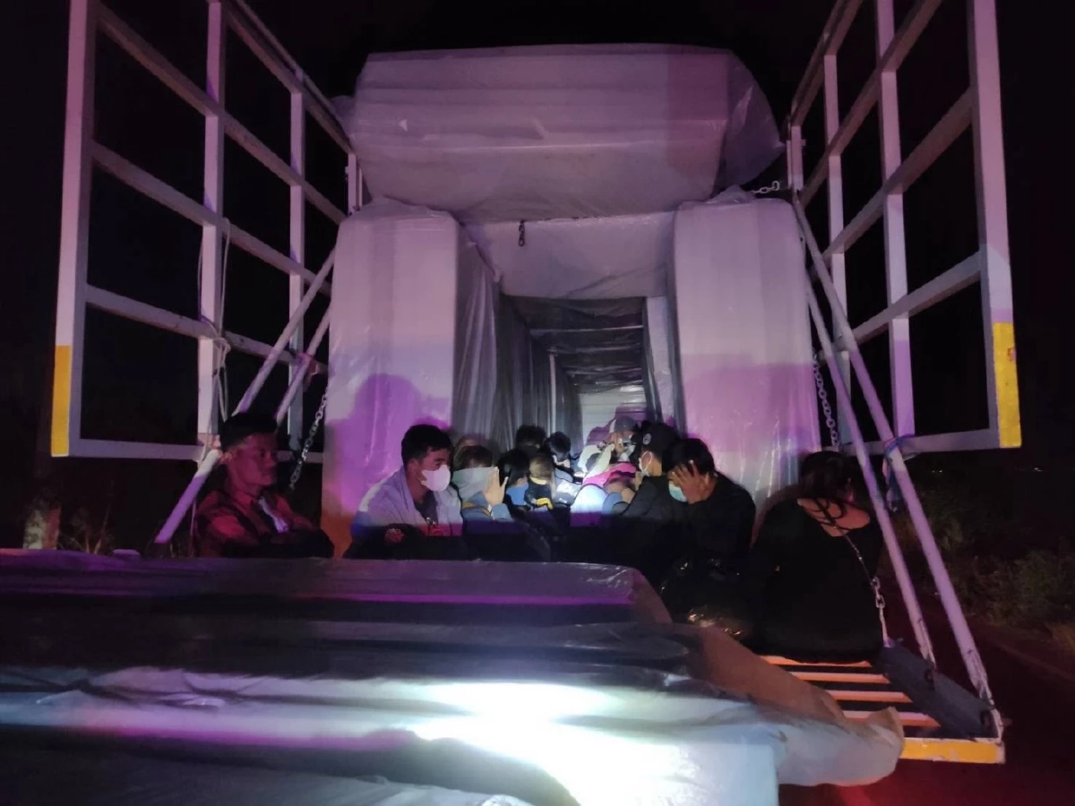 สภ.คลองลึกสกัด ขอมดำดิน ตรวจยึดรถบรรทุกซุกแรงงานต่างด้าว