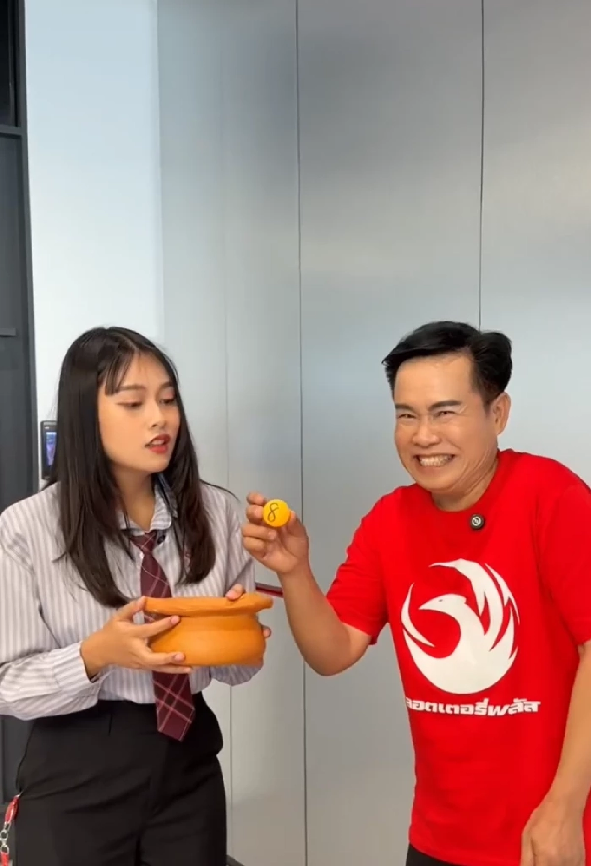 ส่อง มนต์สิทธิ์ คำสร้อย ล้วงจับลูกปิงปอง หยิบได้เลขสวย