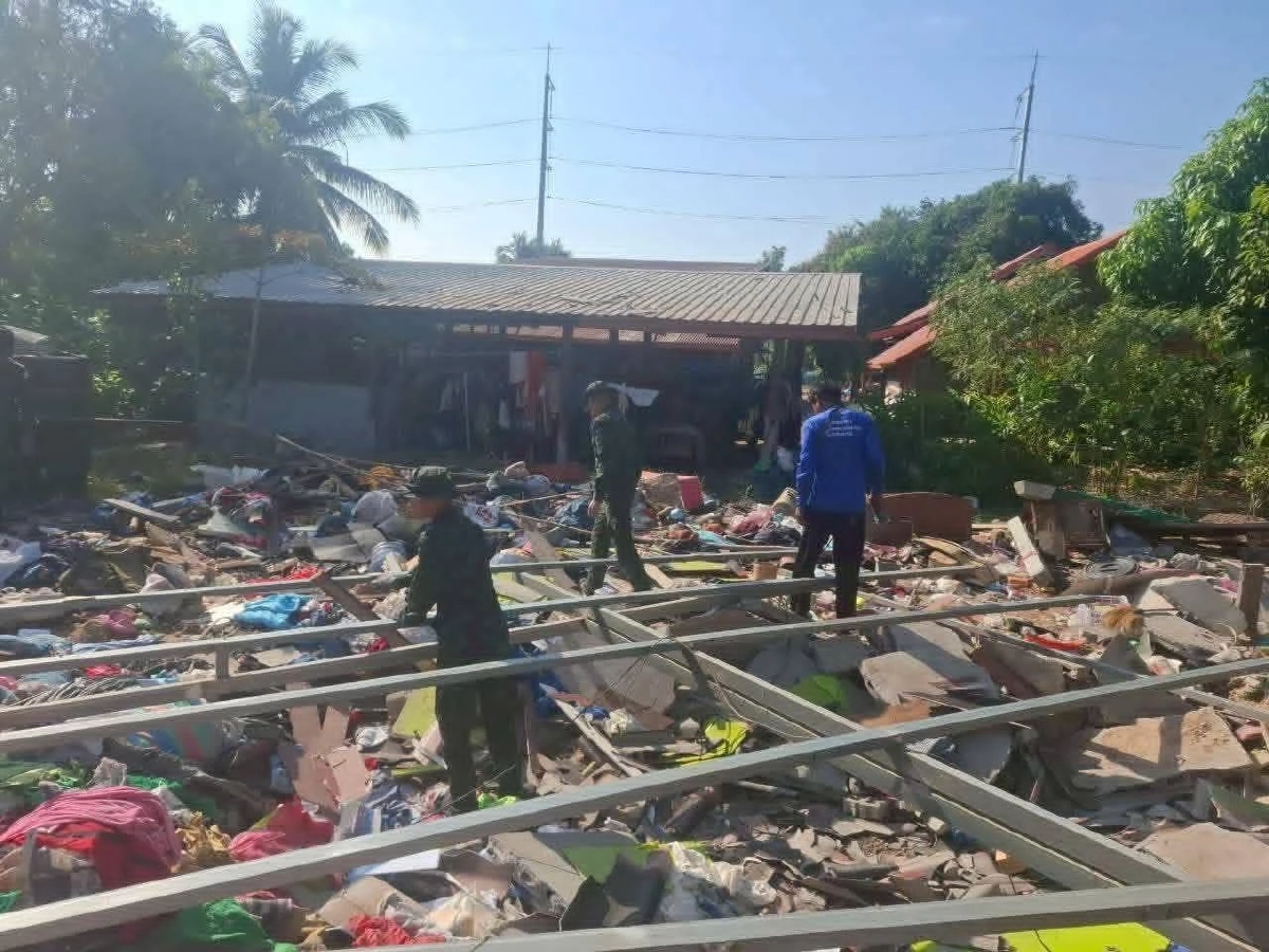 ทหารพัน.ร.12 ลงพื้นที่ฟื้นฟูบ้านเรือนผู้ประสบภัยชายแดน