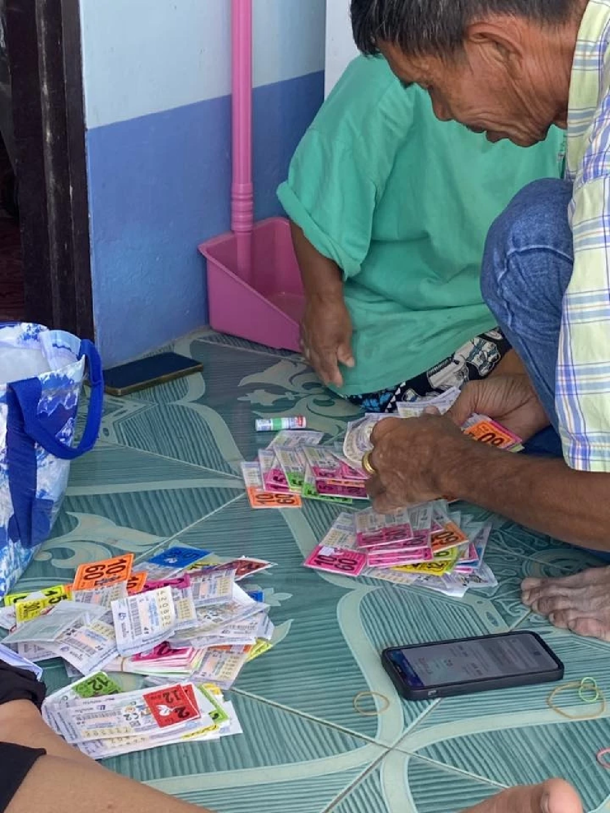 ถึงว่าทำไมมีเยอะ เปิดที่มาลอตเตอรี่ ลุงถูกเลขท้าย 2 ตัว 4,580 ใบ