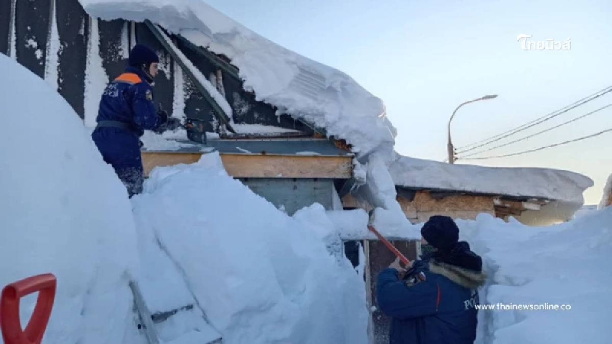 ขาวโพลนทั้งเมือง คัมชัตกาเผชิญพายุหิมะสุดขั้ว สูงท่วมหัวจนมิดประตู