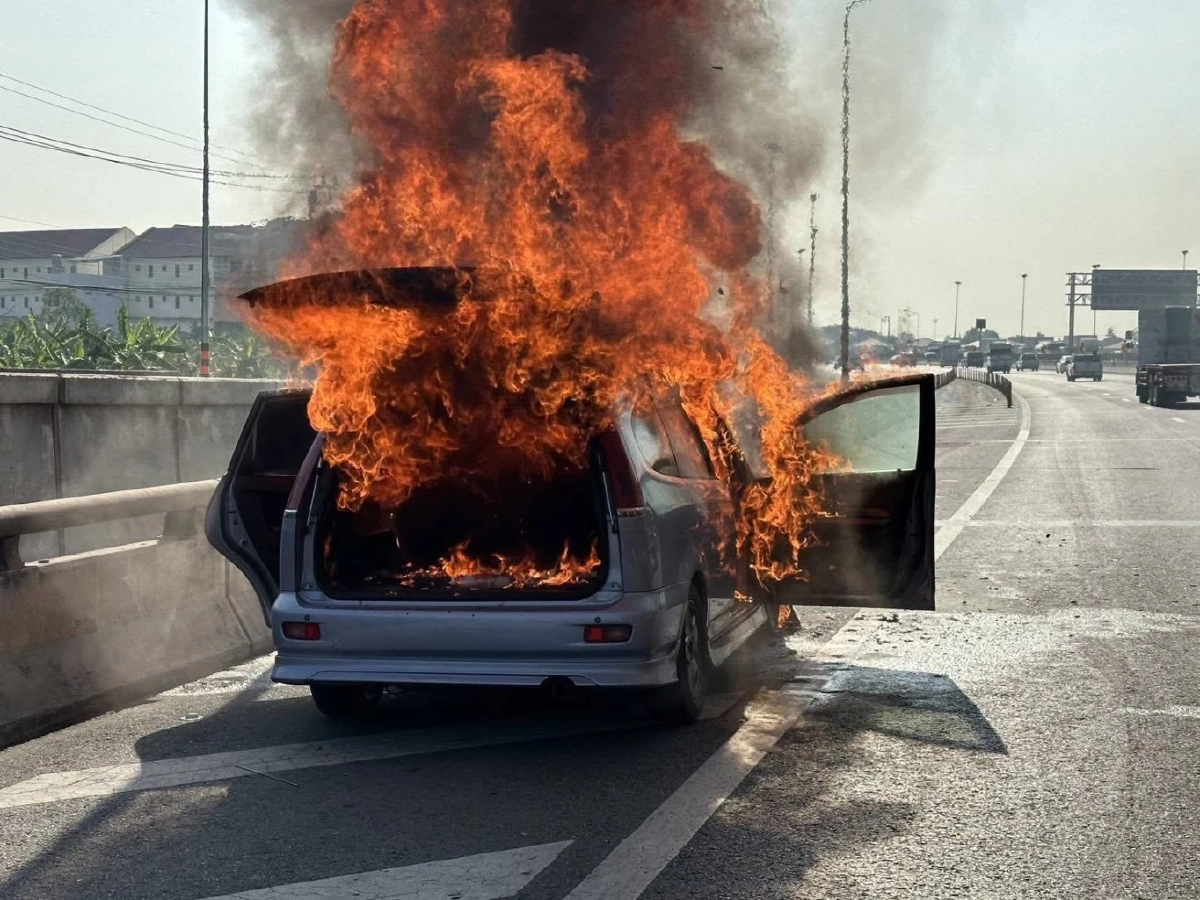 ไฟไหม้รถยนต์บนถนนบางขุนเทียน เจ้าหน้าที่เข้าระงับเหตุ