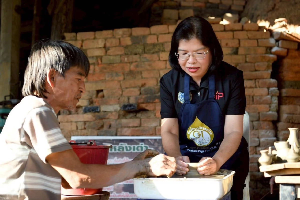 กรมทรัพย์สินทางปัญญา หนุน GI "เครื่องปั้นดินเผาเกาะเกร็ด" ยกระดับแหล่งผลิตงานคราฟต์ฝีมือช่างชุมชน