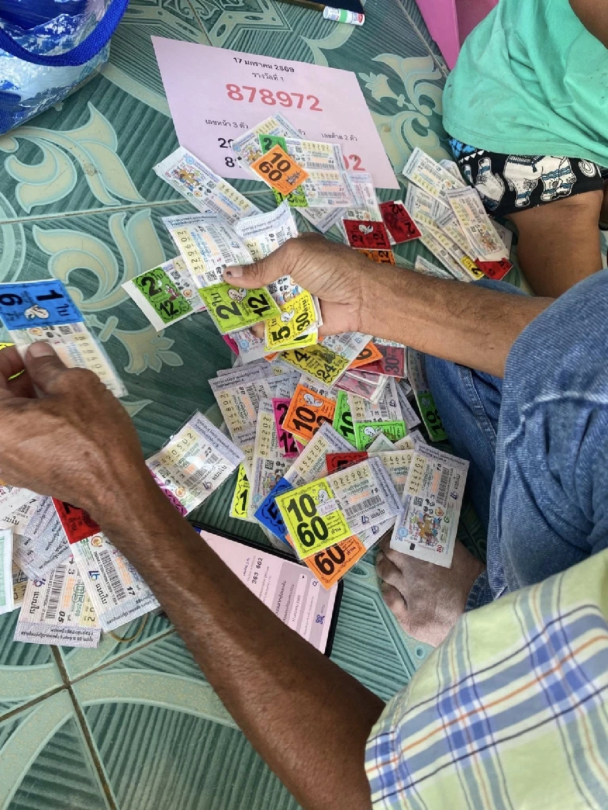 ถึงว่าทำไมมีเยอะ เปิดที่มาลอตเตอรี่ ลุงถูกเลขท้าย 2 ตัว 4,580 ใบ