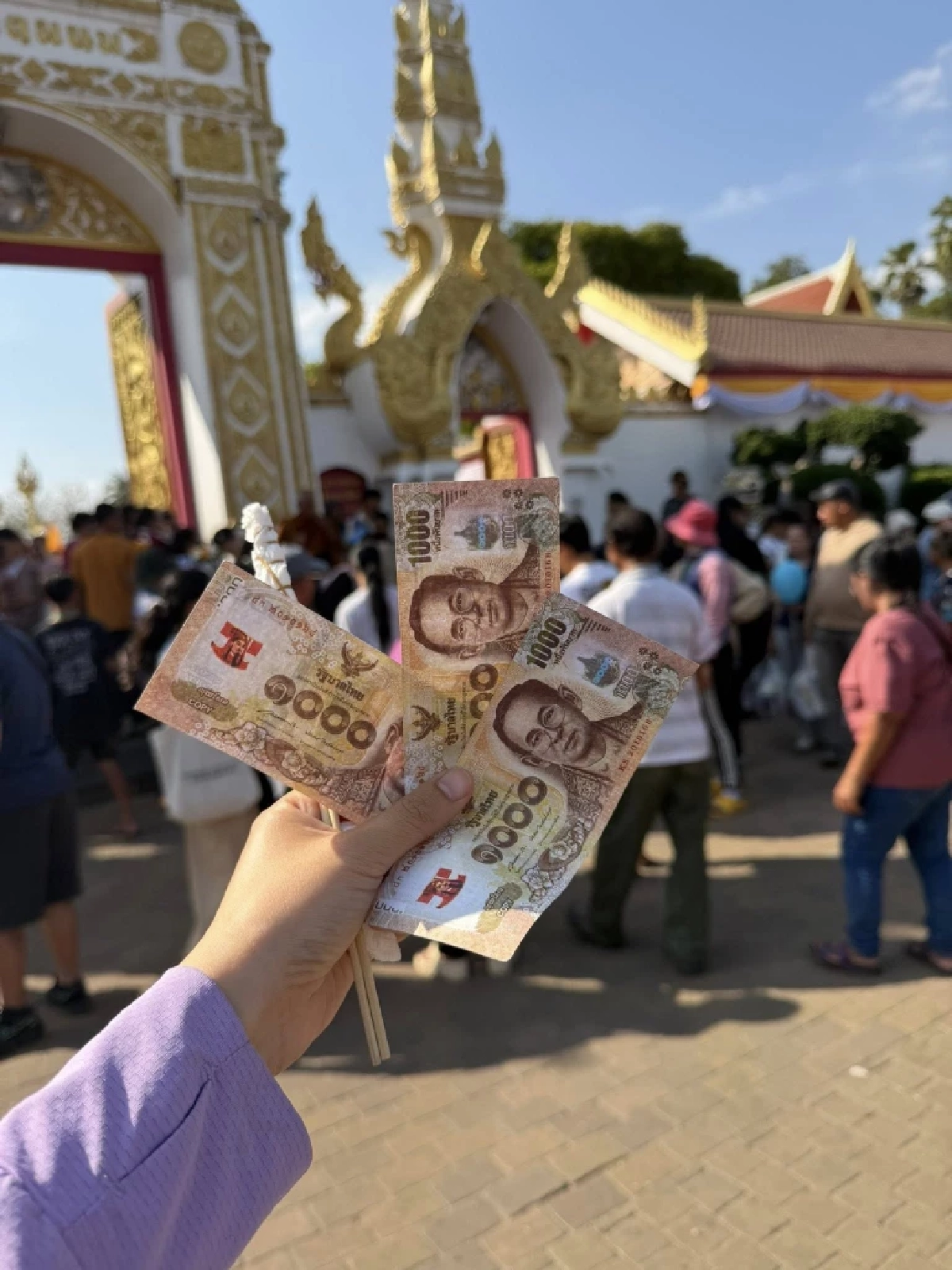 ชาวบ้านแห่รับแบงก์พัน พระโผล่แจกเงิน รู้ความจริงถึงกับตกใจ