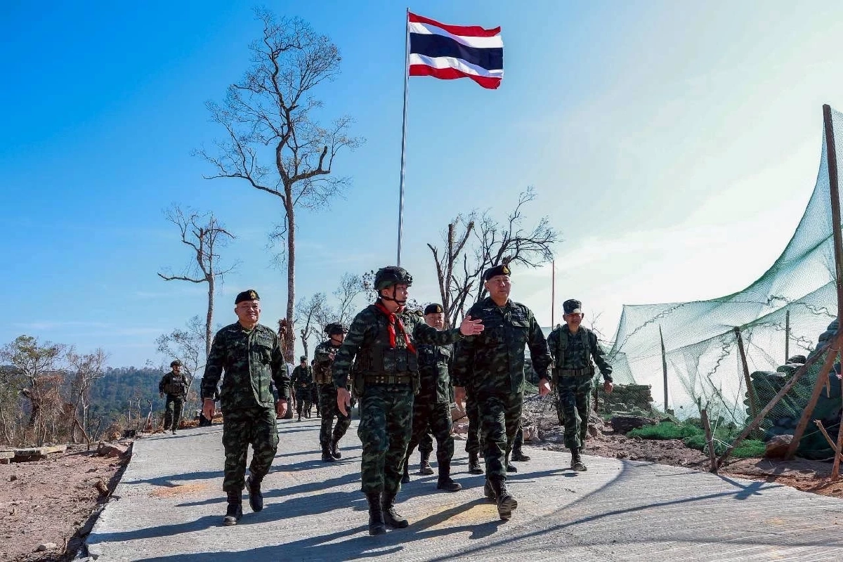 ผบ.ทบ. ลงพื้นที่กองกำลังสุรนารี ติดตามสถานการณ์ชายแดน 