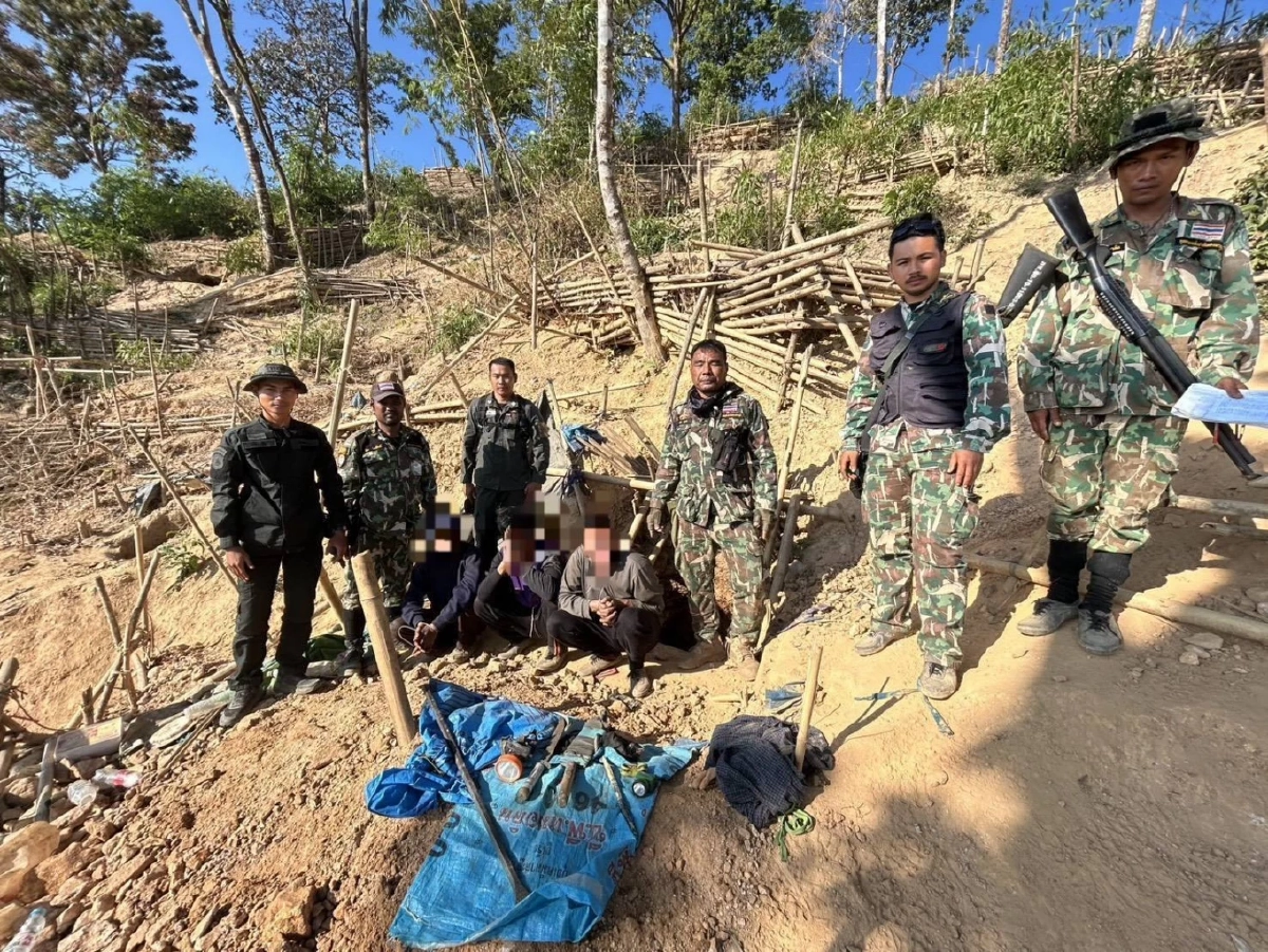 ทองผาภูมิเอาจริง! สนธิกำลังบุกจับ 3 ผู้ลอบขุดทองกลางป่า