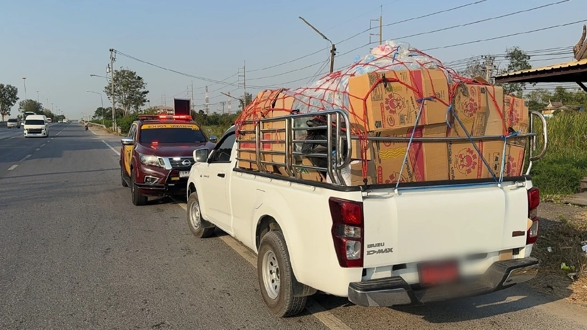 หนาวจนซดเหล้าขาว! หนุ่มวัย 47 ซิ่งกระบะป้ายแดงย้อนศร เจอตำรวจรวบ