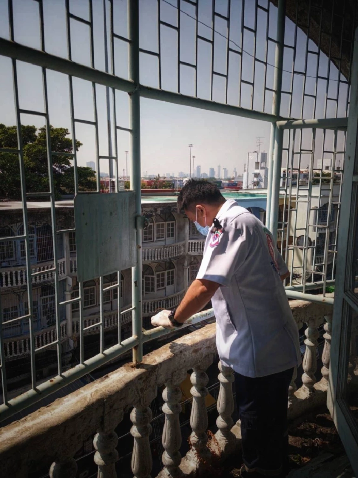 กู้ภัยลำเลียงผู้ป่วยน้ำหนักกว่า 200 กก. ลงจากตึก 5 ชั้น