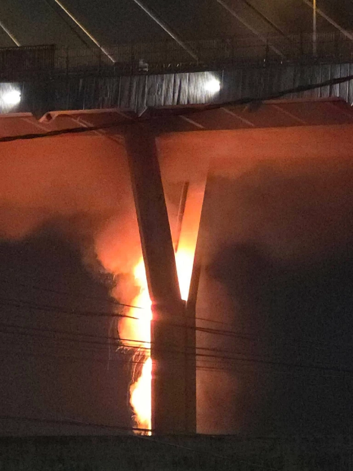 รู้แล้ว ไฟไหม้ใต้สะพานภูมิพล เกิดจากอะไร ยันไม่กระทบโครงสร้าง