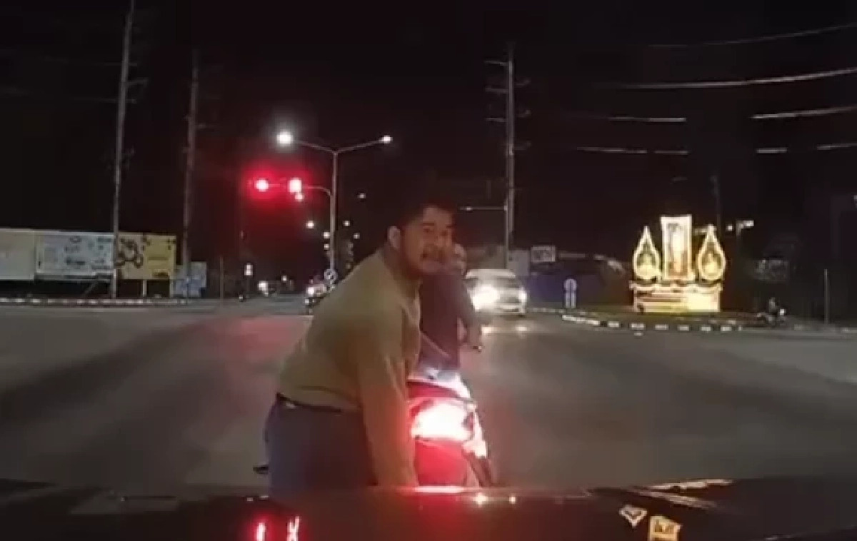 หนุ่มด่าเดือด ถูกชนท้ายกลางถนน ก่อนคดีพลิกแค่คำๆเดียว