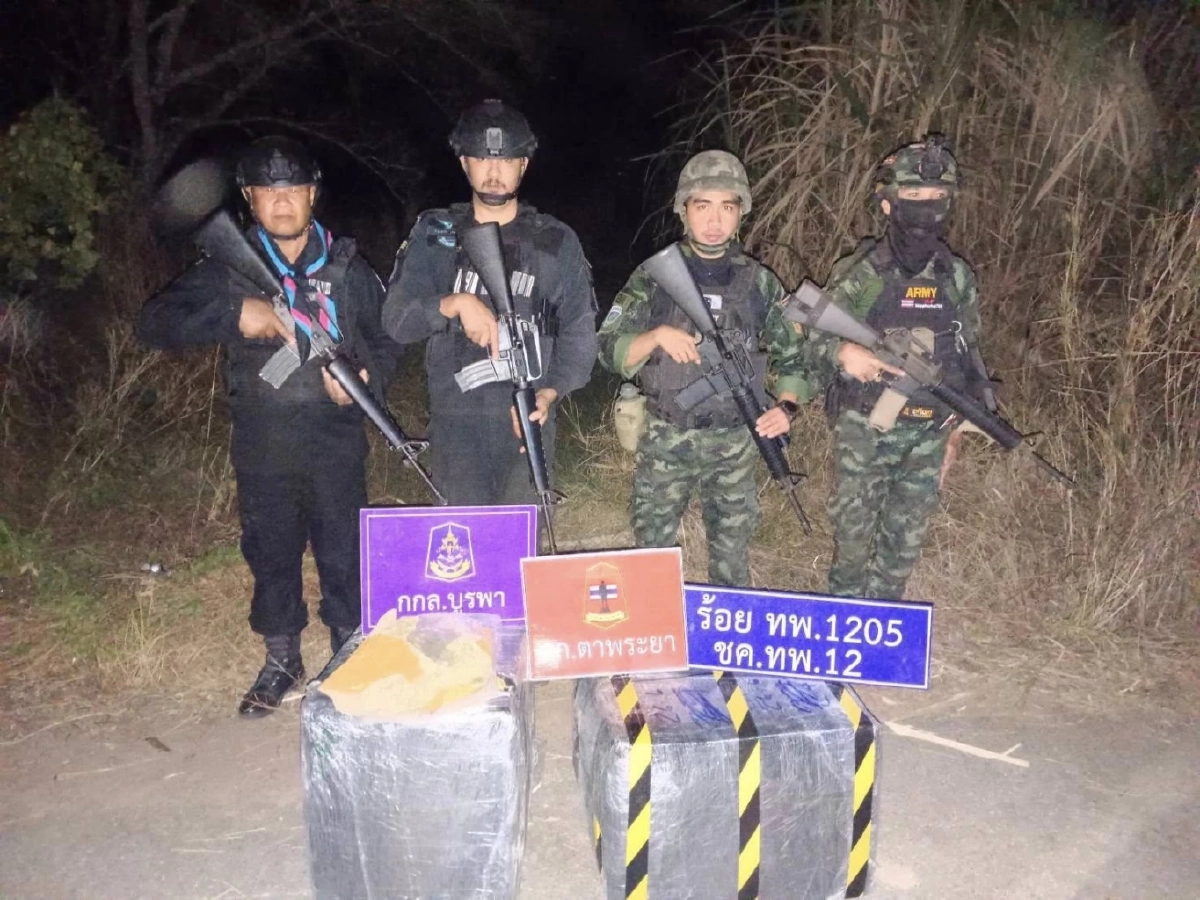 กกล.บูรพา สกัดขบวนการลักลอบขนกัญชา ยึดของกลางกว่า 30 กก.