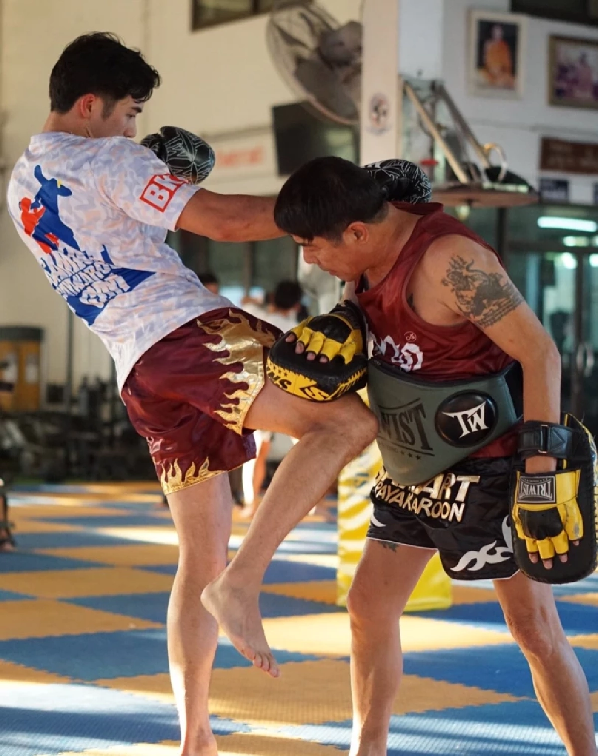 แฟนๆ กรี๊ดสนั่น ลูกชายนักมวยในตำนาน โชว์ลีลามวยไทย เคียงข้างพ่อ