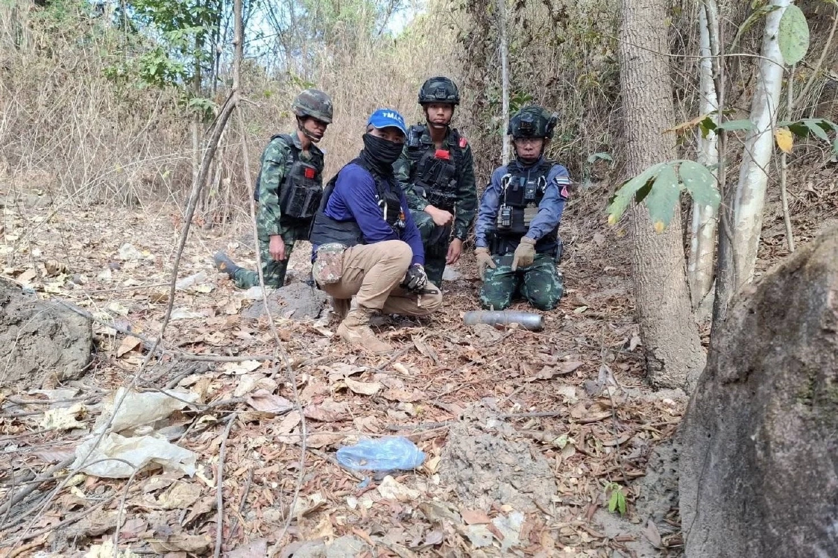 กองทัพไทยลุยเก็บกู้ทุ่นระเบิดสุรินทร์ พบกระสุนปืนใหญ่ 105 มม.