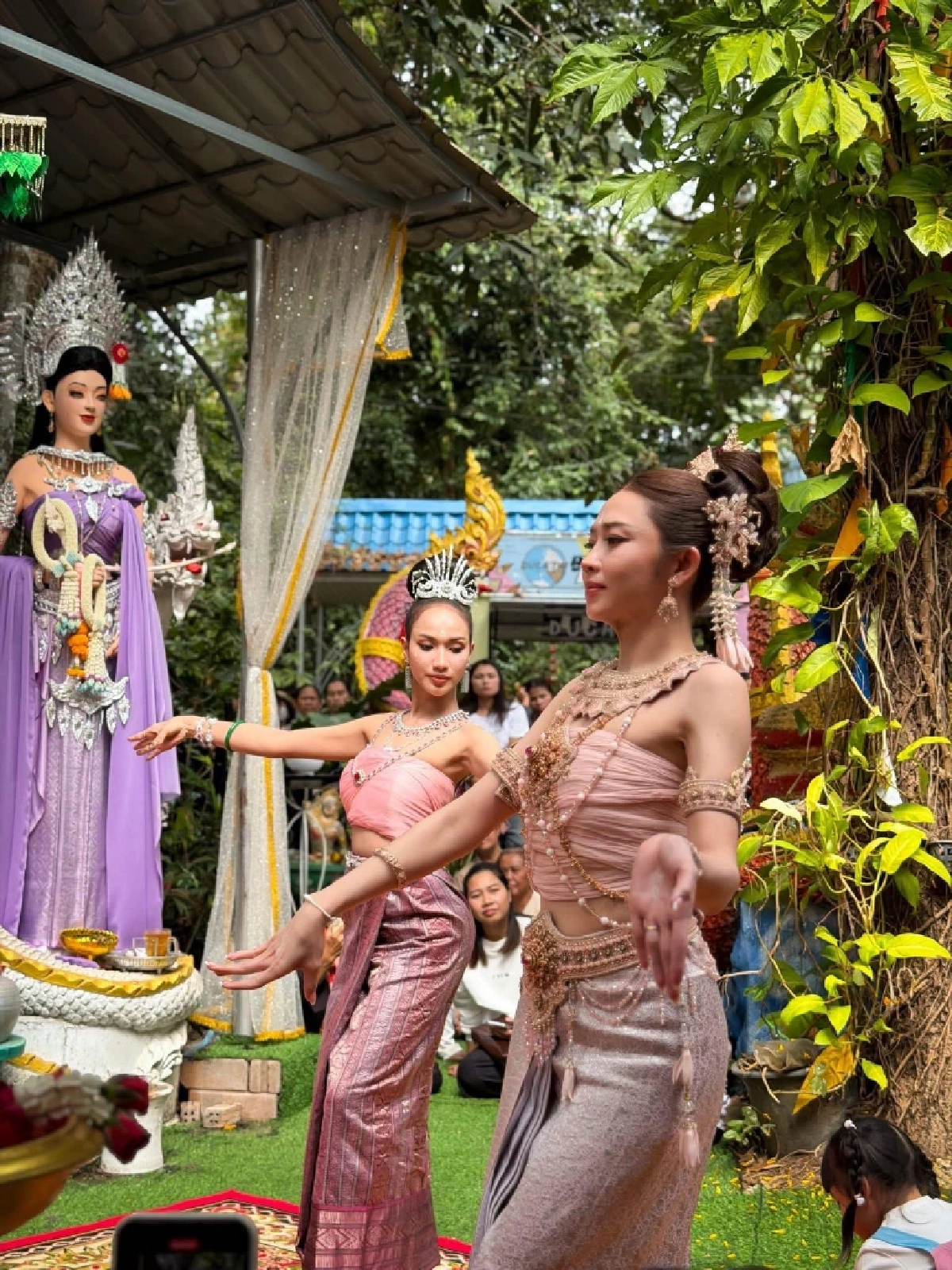 แอน อรดี รำถวายมือพ่อปู่ศรีสุทโธ–แม่ย่าศรีปทุมมา จุดธูปได้เลขชัด